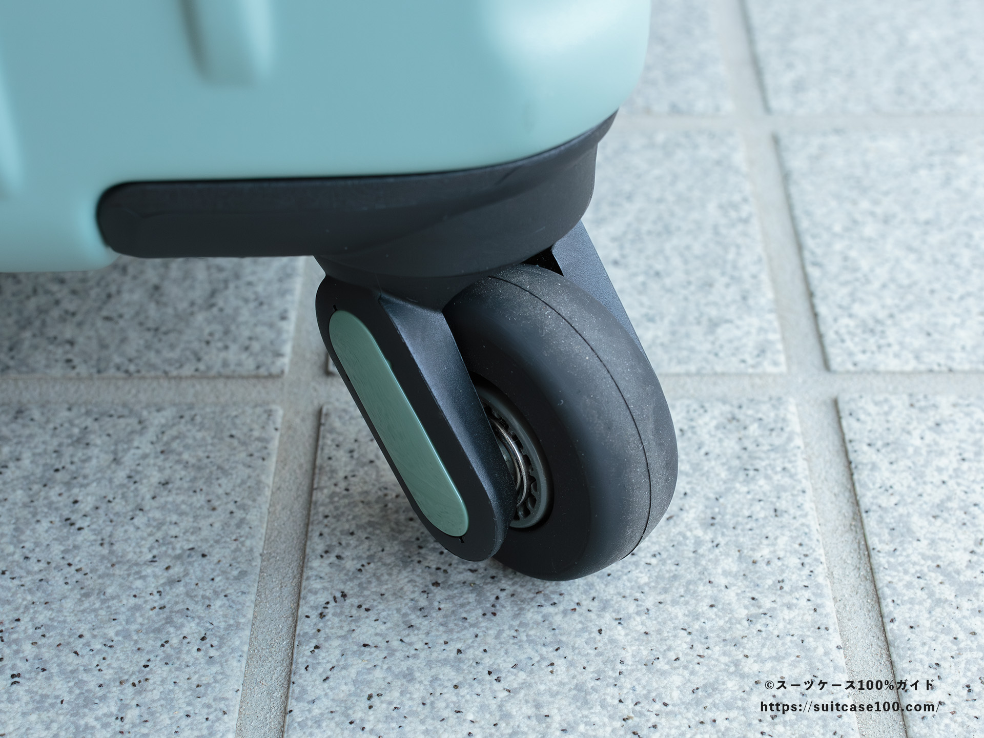 FREQUENTER (フリクエンター) LIEVE 旅行で2回使用した状態のキャスターの摩耗具合