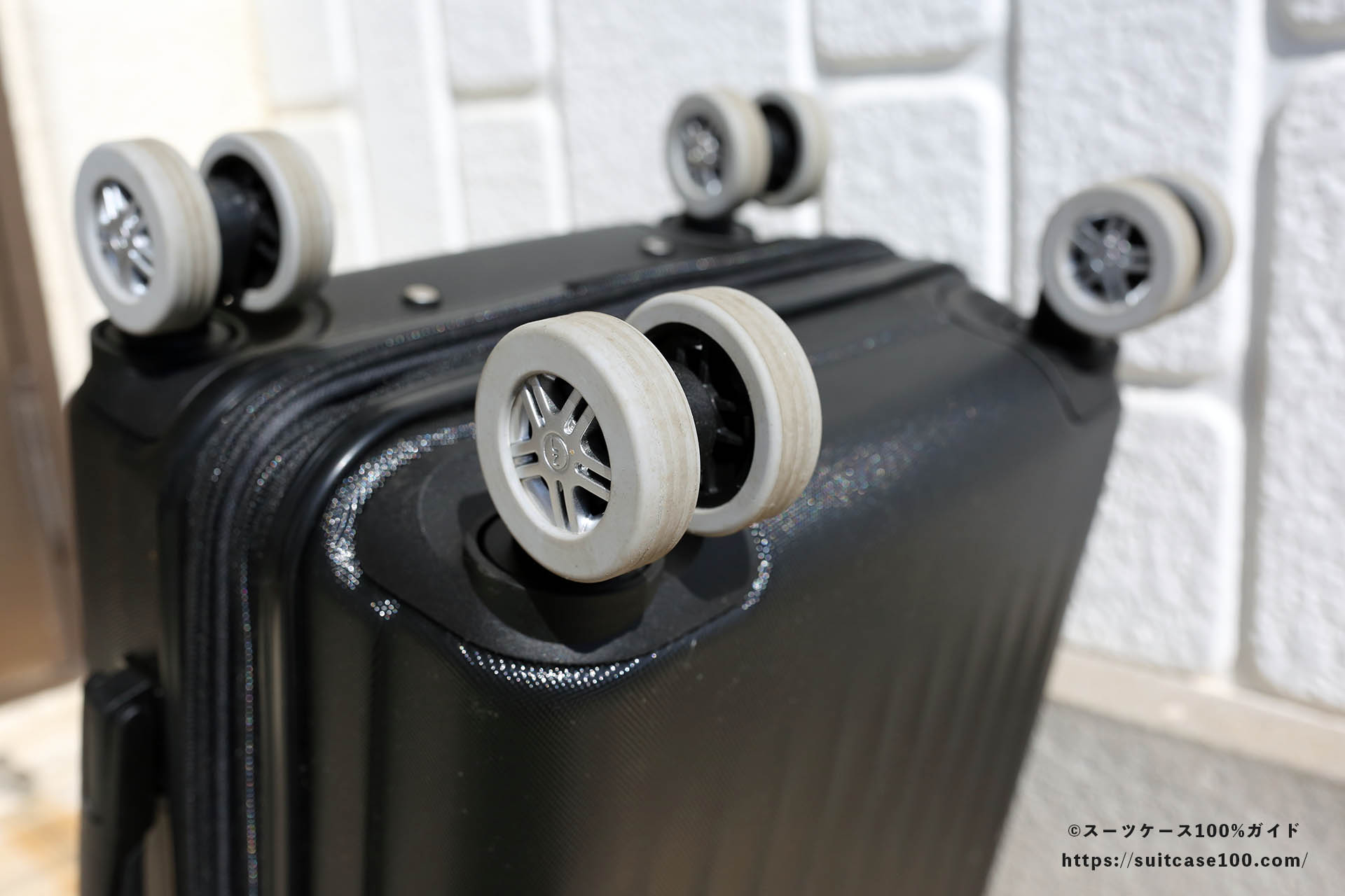 スーツケース ラインデザイン キャスターカバー 使用後の汚れレビュー