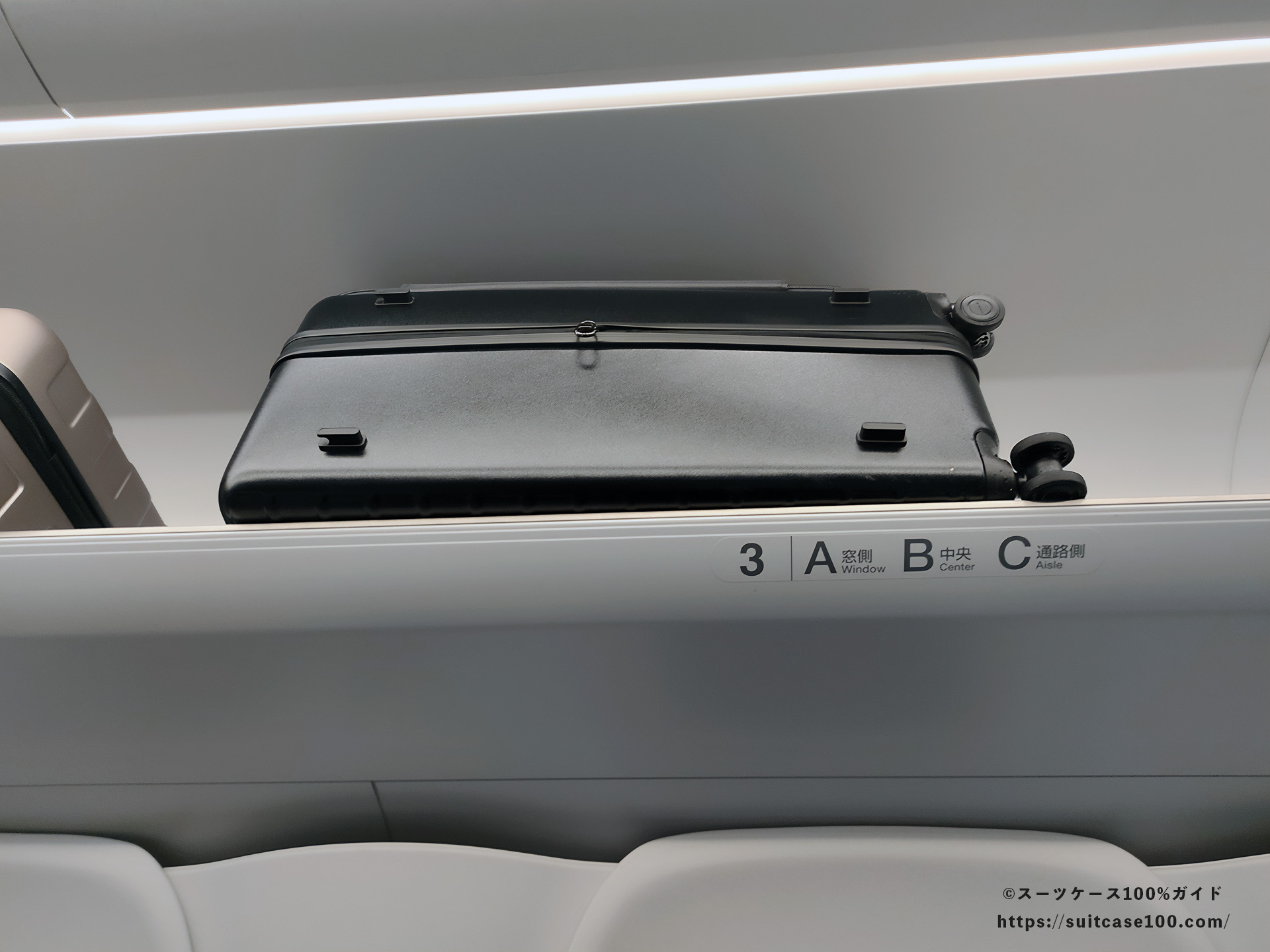 スカイナビゲーター SK-0889-70 レビュー 新幹線 のぞみN700Sの荷物棚に置いている図