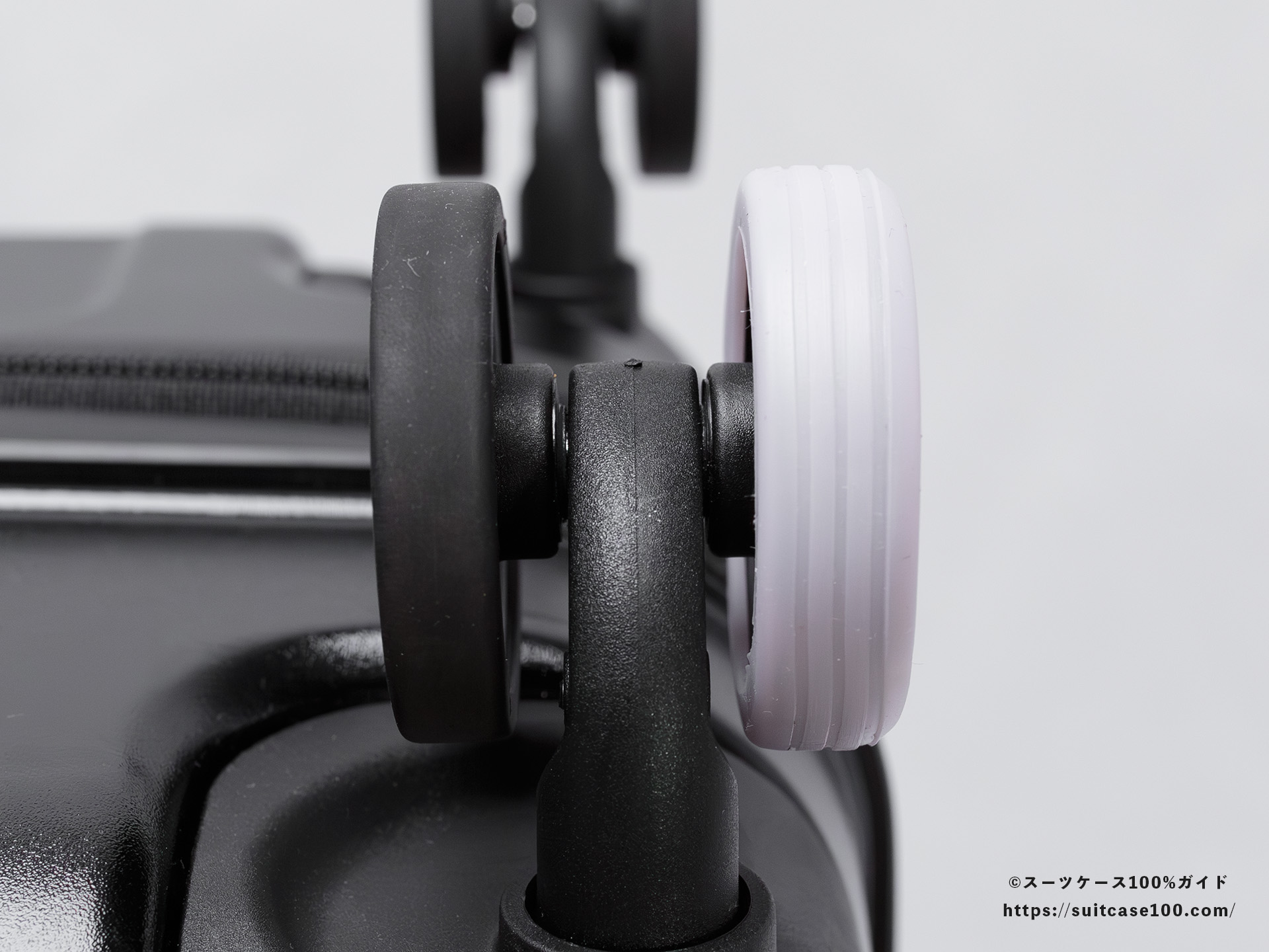 ダイソー スーツケースキャスターカバー(蓄光タイプ) 小サイズ スーツケースに装着 正面から見た図