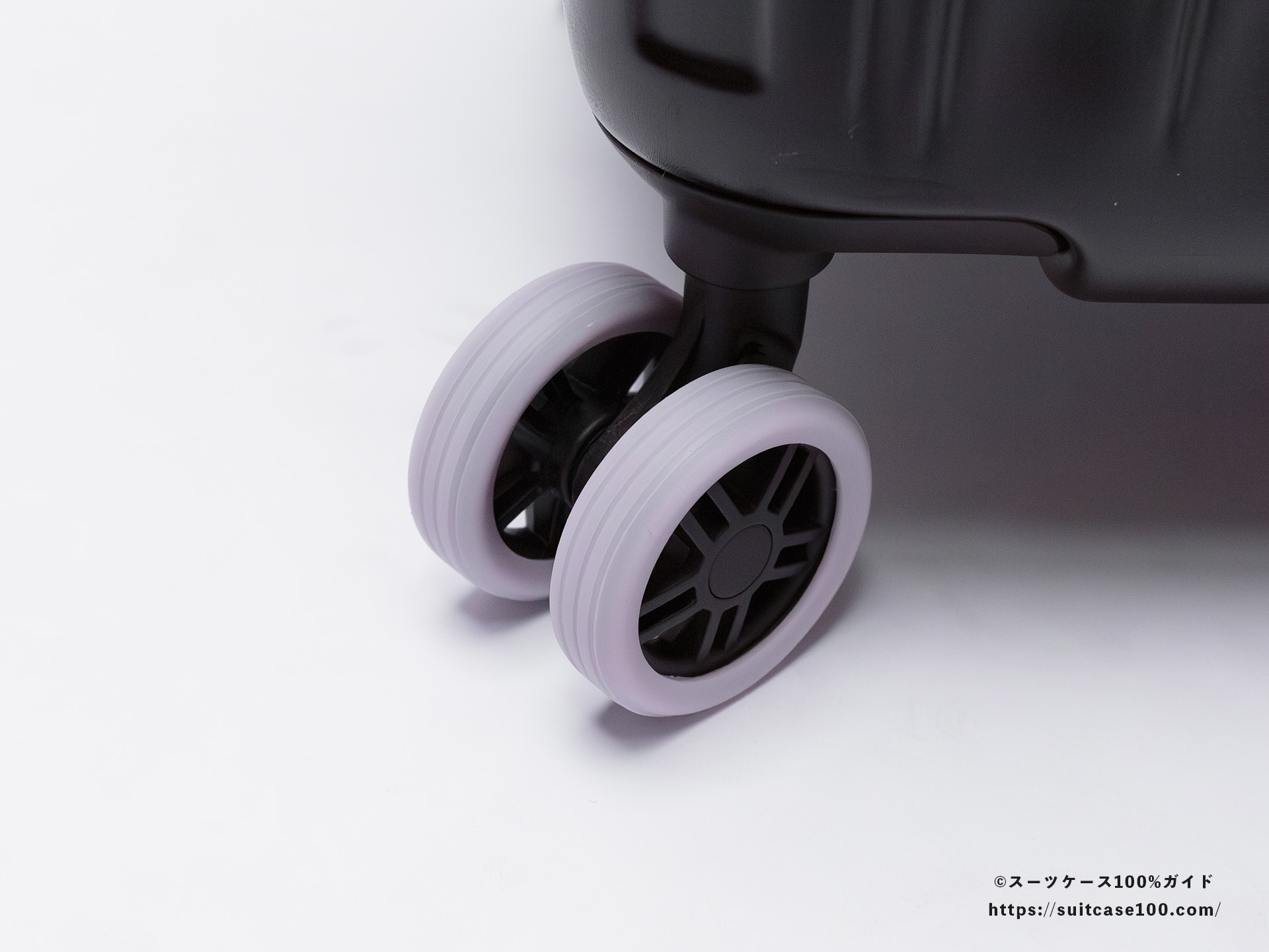 ダイソー スーツケースキャスターカバー(蓄光タイプ) 小サイズ スーツケースに装着した外観
