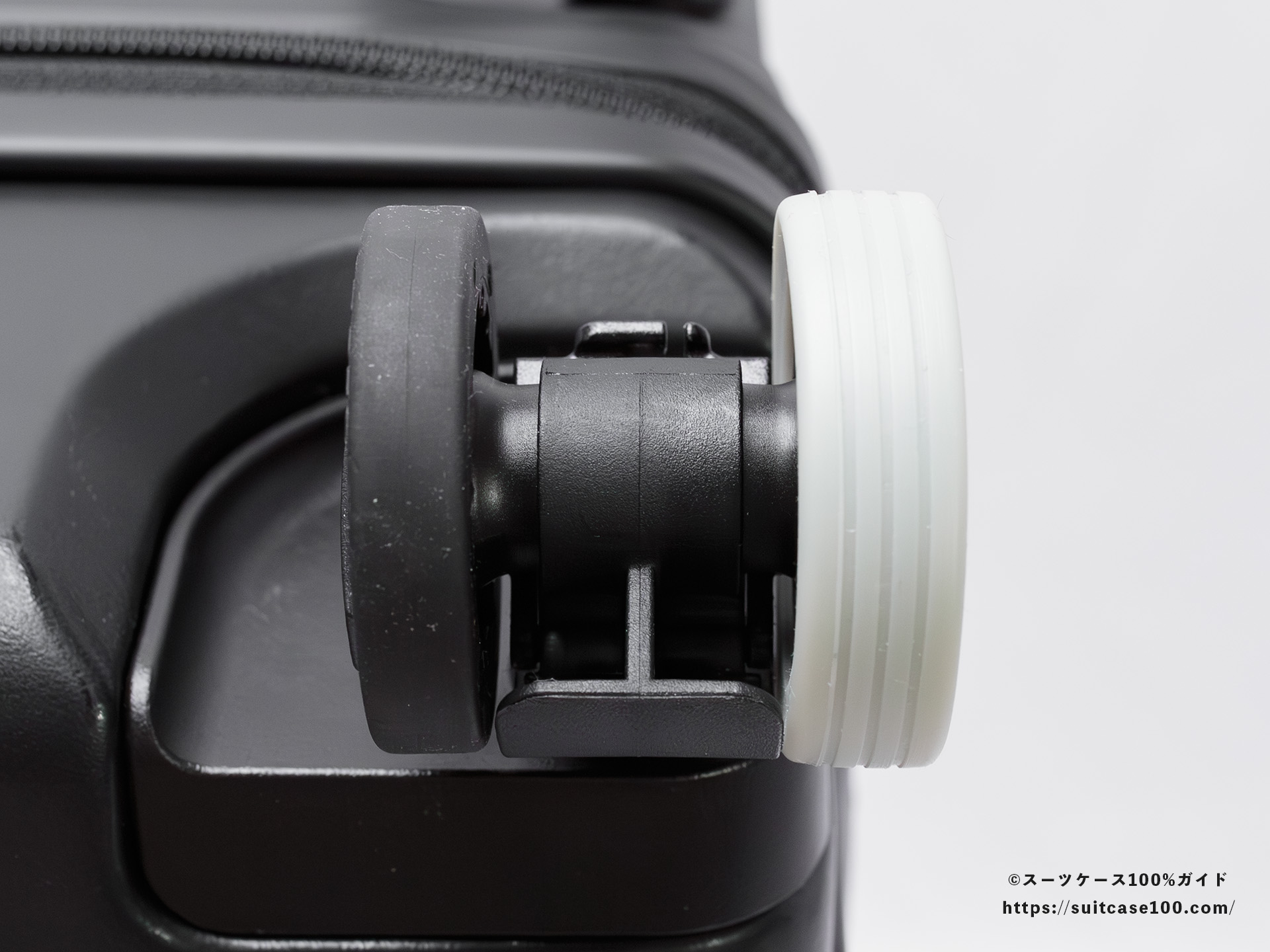 ダイソー スーツケースキャスターカバー(蓄光タイプ) 大サイズ スーツケースに装着 正面から見た図