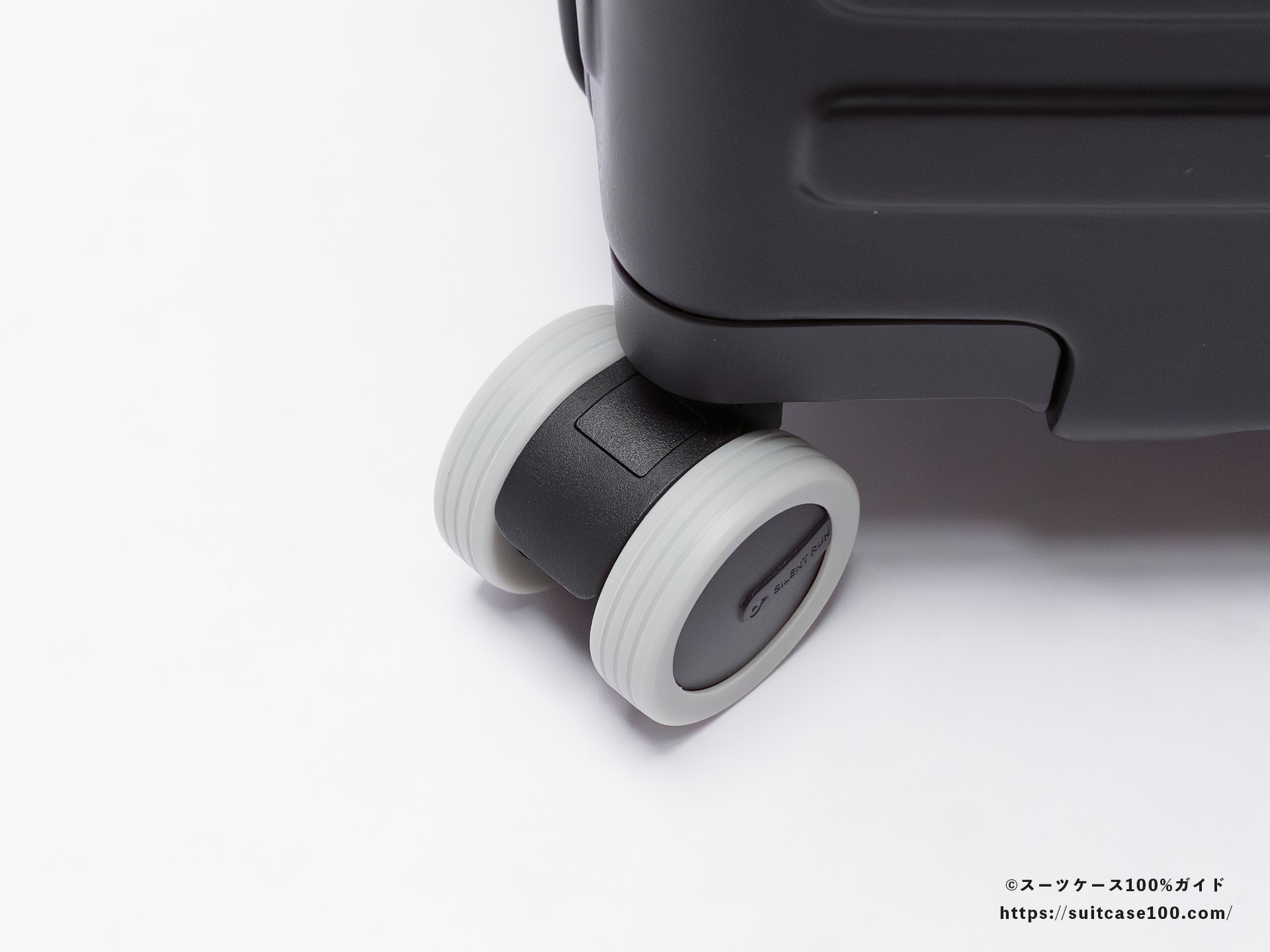 ダイソー スーツケースキャスターカバー(蓄光タイプ) 大サイズ スーツケースに装着した外観