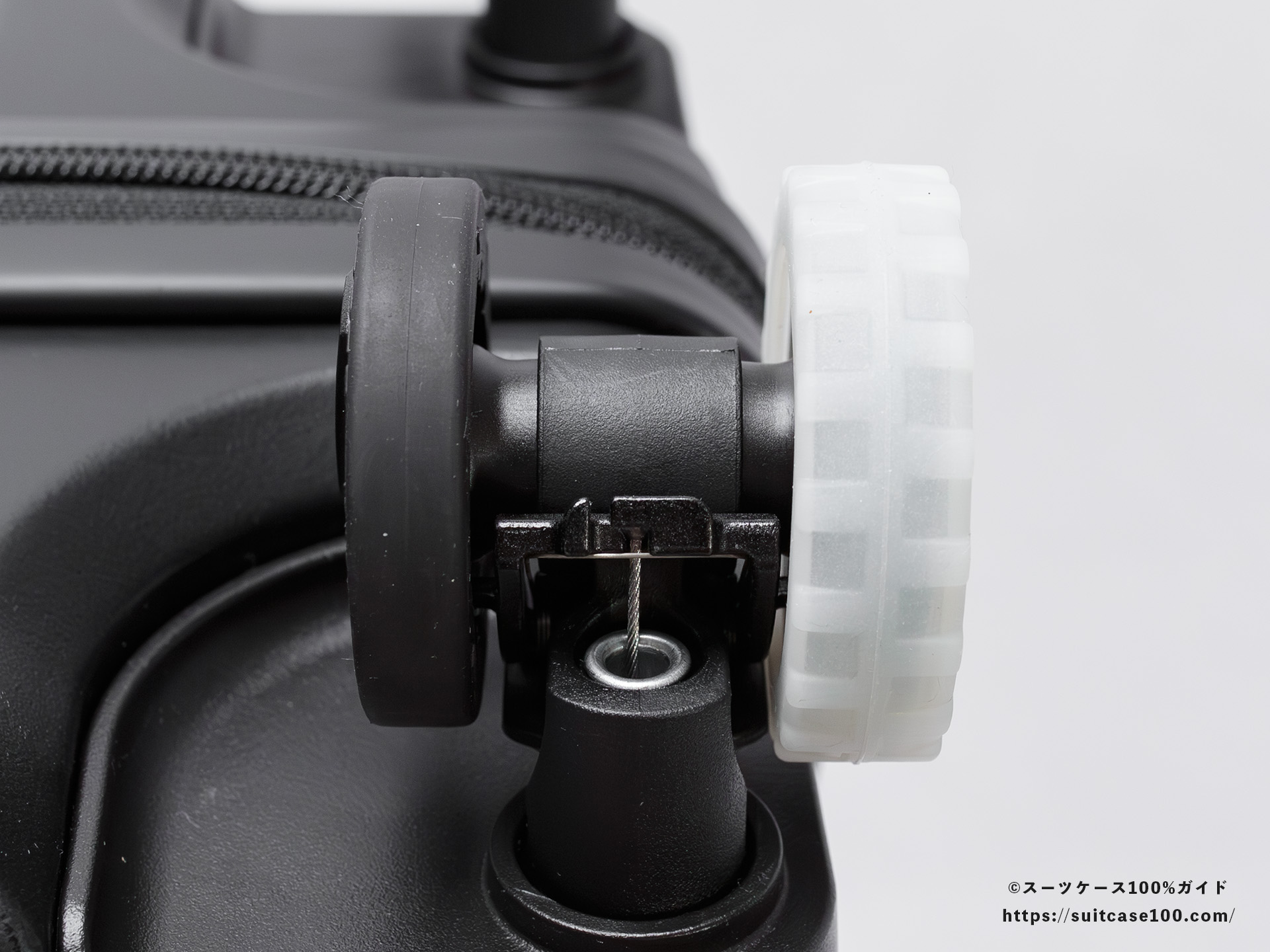 ダイソー スーツケースキャスターカバー(蓄光タイプ) タイヤデザイン スーツケースに装着 正面から見た図 50mmキャスター