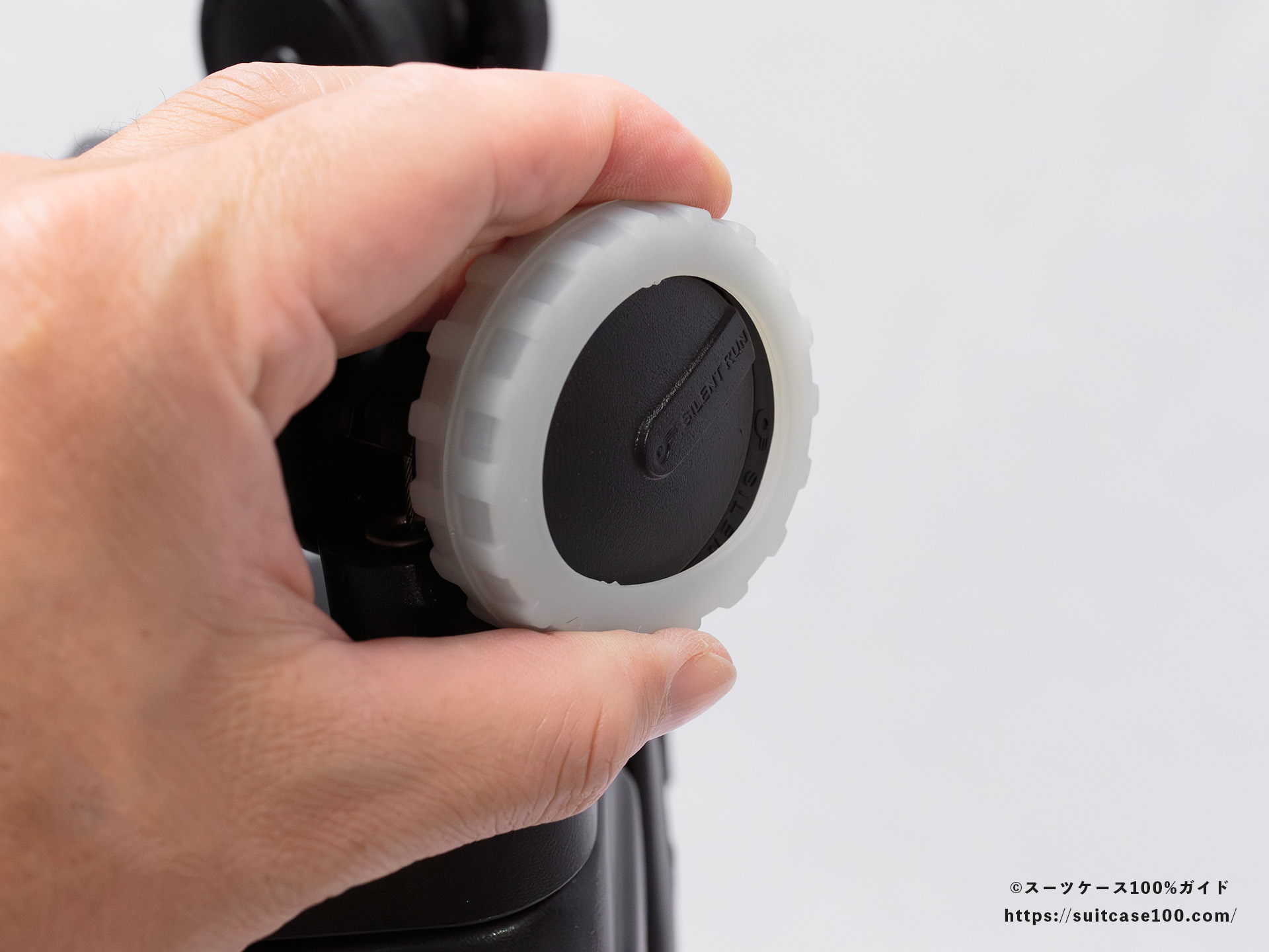 ダイソー スーツケースキャスターカバー(蓄光タイプ) タイヤデザイン スーツケースに装着 50mmキャスター ぶかぶかな状態説明