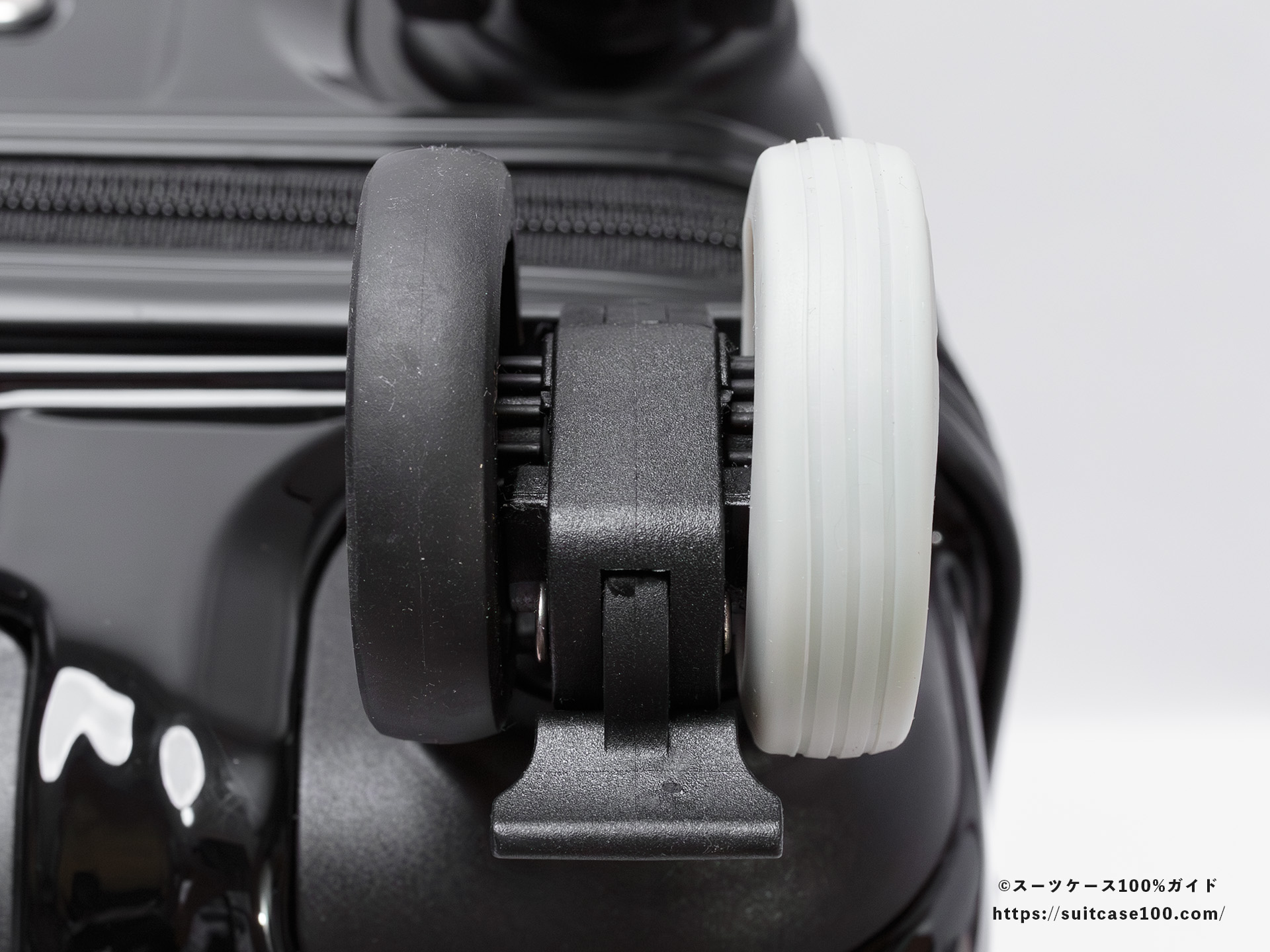 ダイソー スーツケースキャスターカバー(蓄光タイプ) 大サイズ スーツケースに装着 正面から見た図