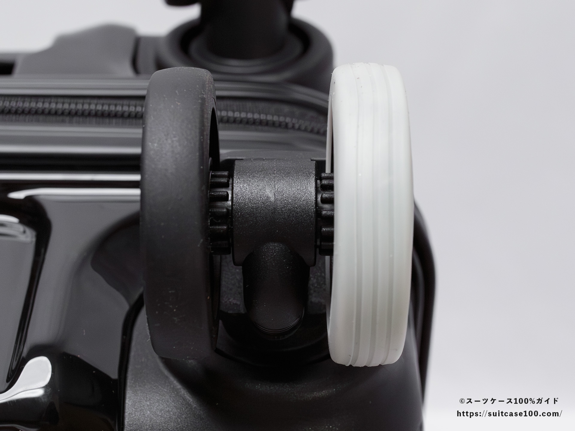 ダイソー スーツケースキャスターカバー(蓄光タイプ) 大サイズ スーツケースに装着 正面から見た図 60mmキャスター