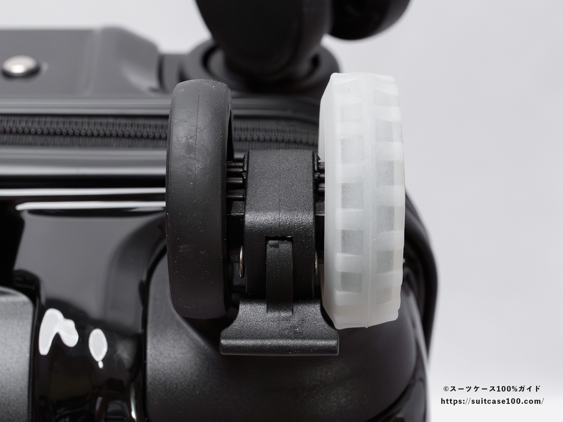 ダイソー スーツケースキャスターカバー(蓄光タイプ) タイヤデザイン スーツケースに装着 正面から見た図 55mmキャスター