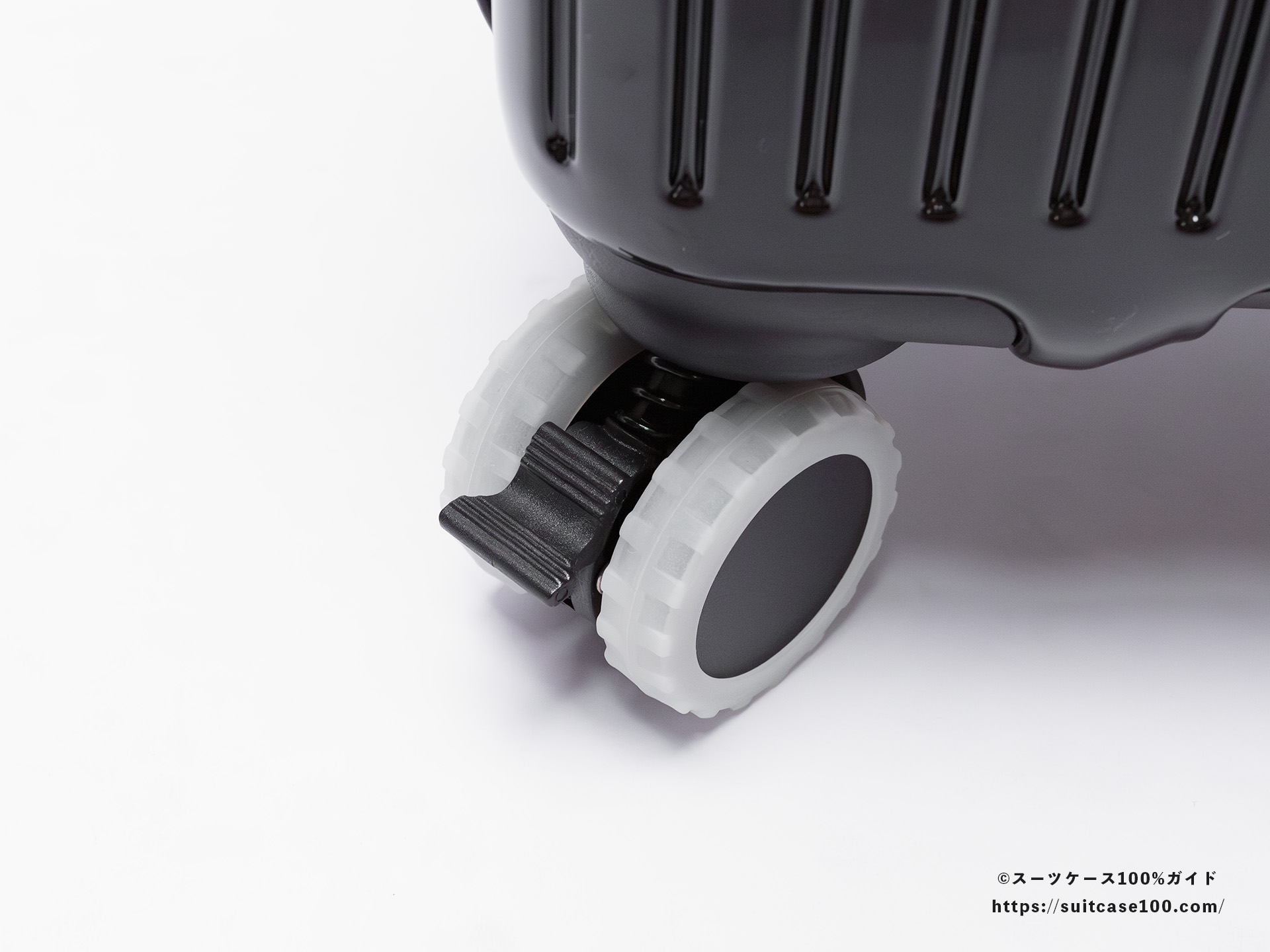 ダイソー スーツケースキャスターカバー(蓄光タイプ) タイヤデザイン スーツケースに装着した外観