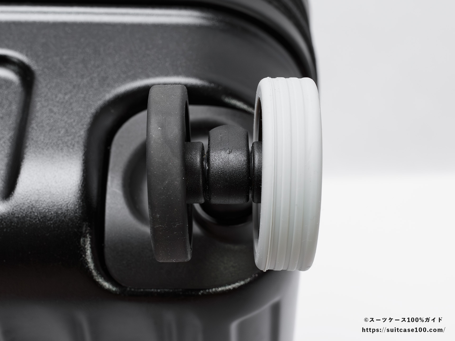 ダイソー シリコーンキャスターカバー 外観レビュー 軽量キャスターに装着した図