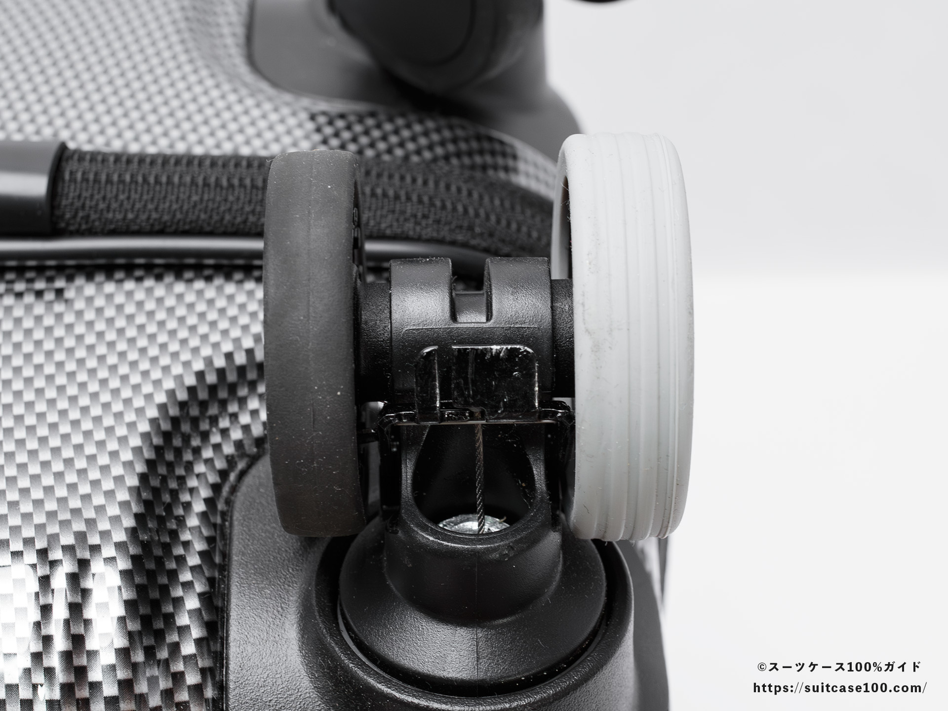 ダイソー シリコーンキャスターカバー 外観レビュー HINOMOTO Lisof SILENT RUN 50mmに装着した図