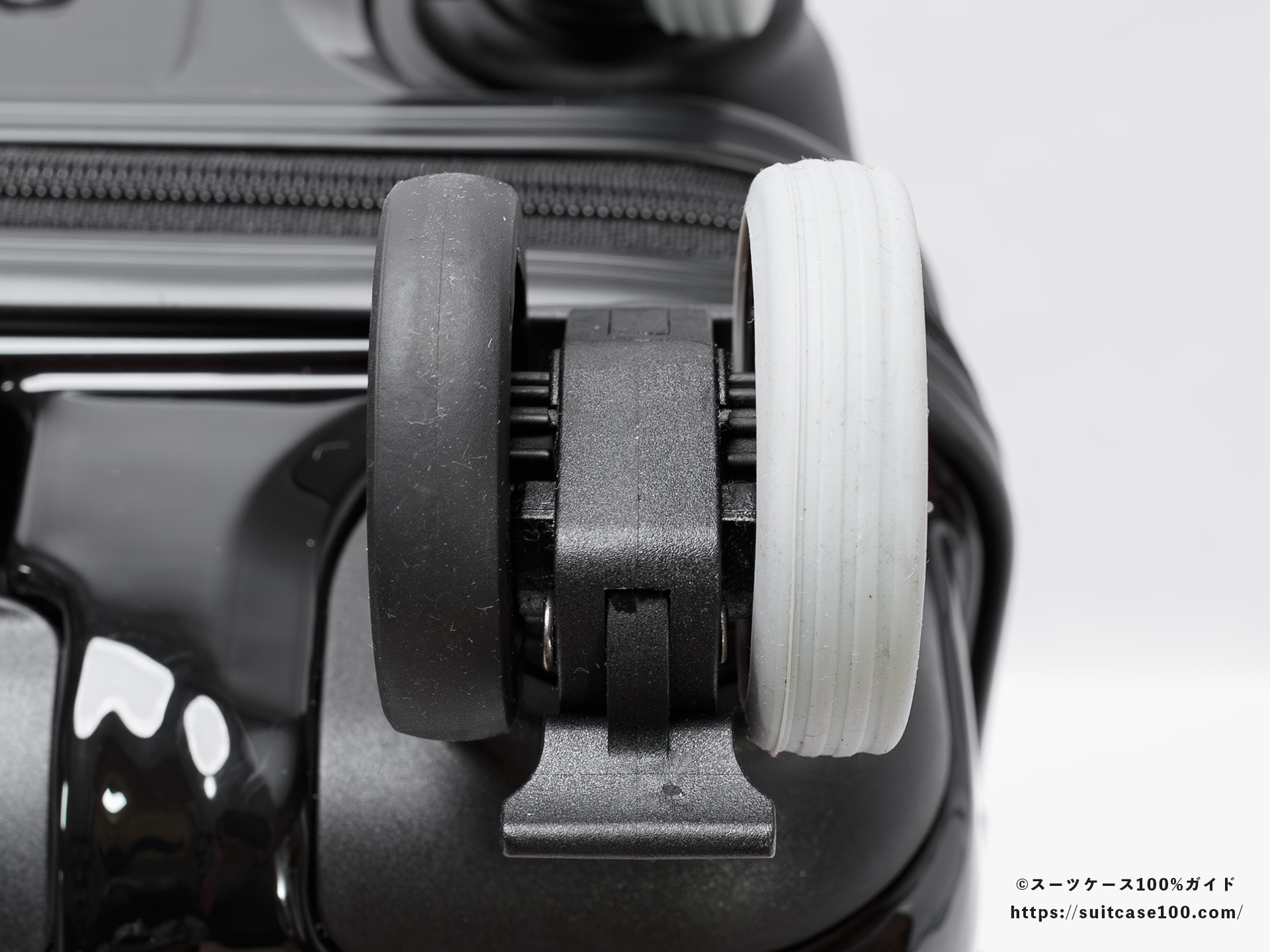 ダイソー シリコーンキャスターカバー 外観レビュー 口径55mmのキャスターに装着した図