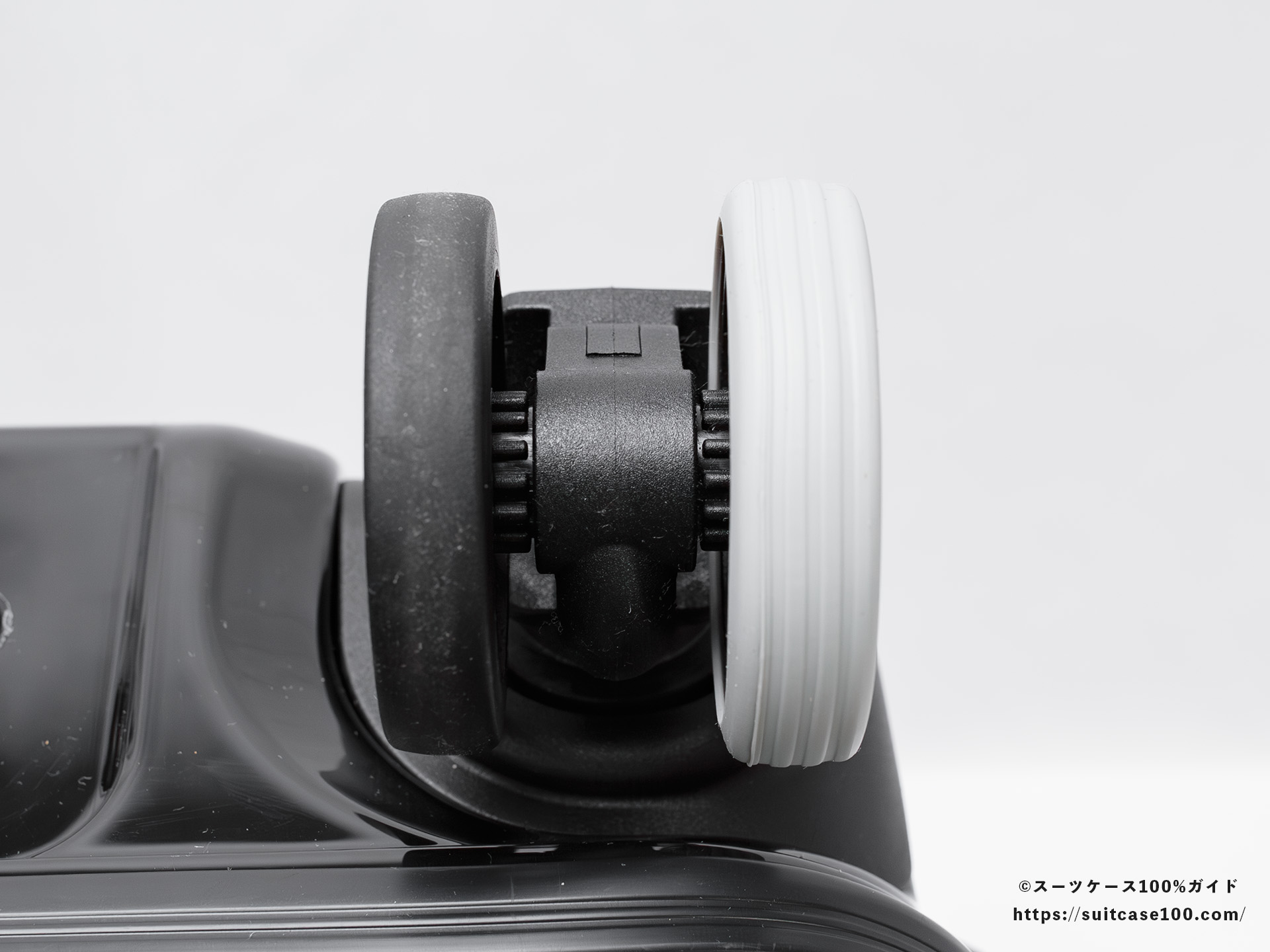 ダイソー シリコーンキャスターカバー 外観レビュー 口径60mmのキャスターに装着した図