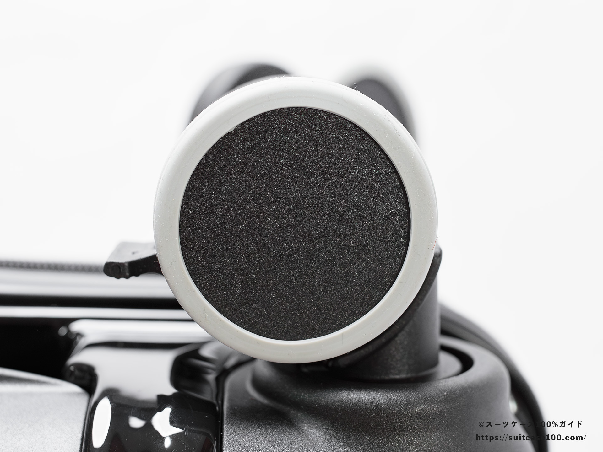 ダイソー シリコーンキャスターカバー 外観レビュー 口径55mmのキャスターに装着して真横から見た図