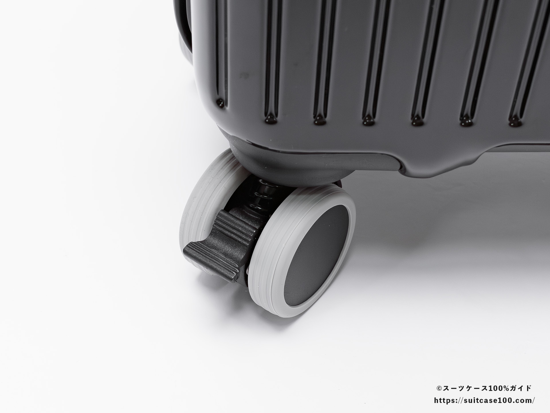 ダイソー シリコーンキャスターカバー 外観レビュー スーツケースのキャスターに装着した図