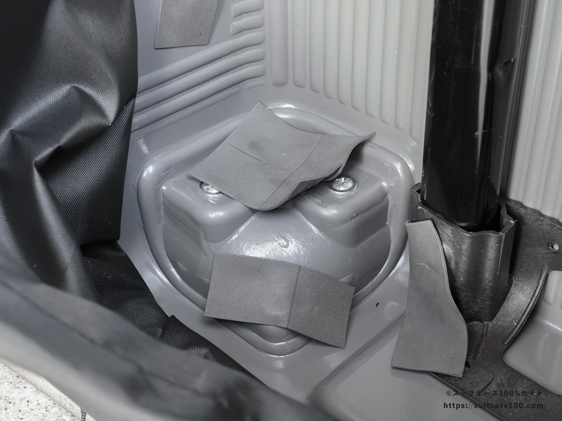 3COINS(スリーコインズ) 機内持ち込みサイズスーツケース 内部レビュー キャスター固定部