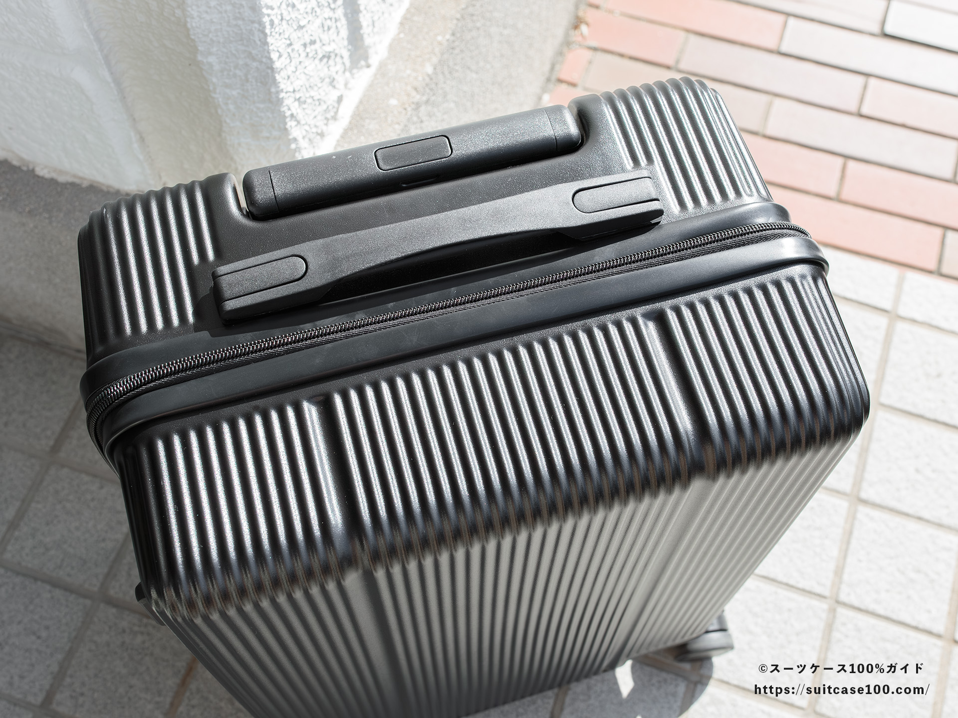 3COINS(スリーコインズ) 機内持ち込みサイズスーツケース 外観レビュー 明るいところで見た上面