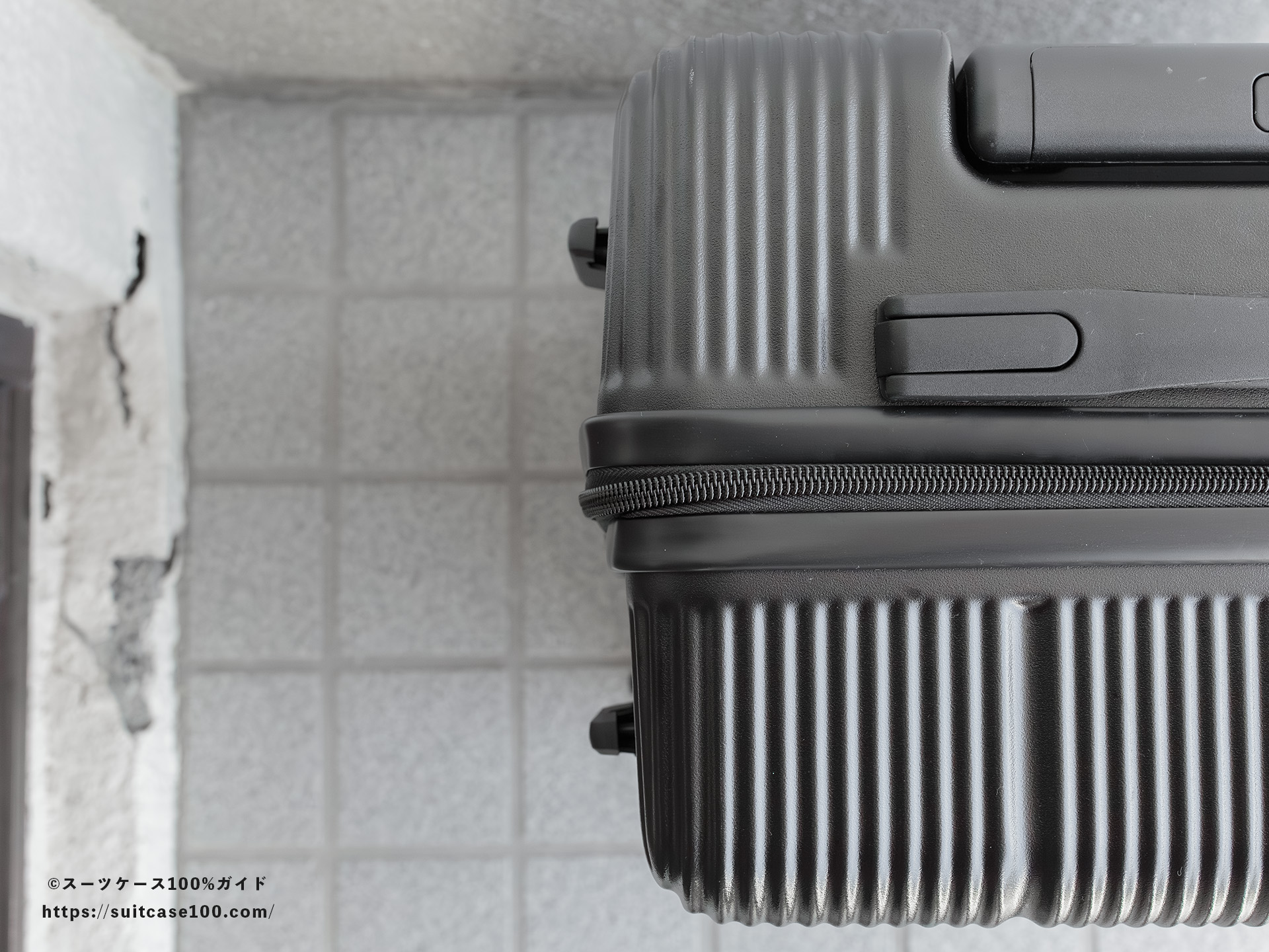 3COINS(スリーコインズ) 機内持ち込みサイズスーツケース 外観レビュー 本体の歪み