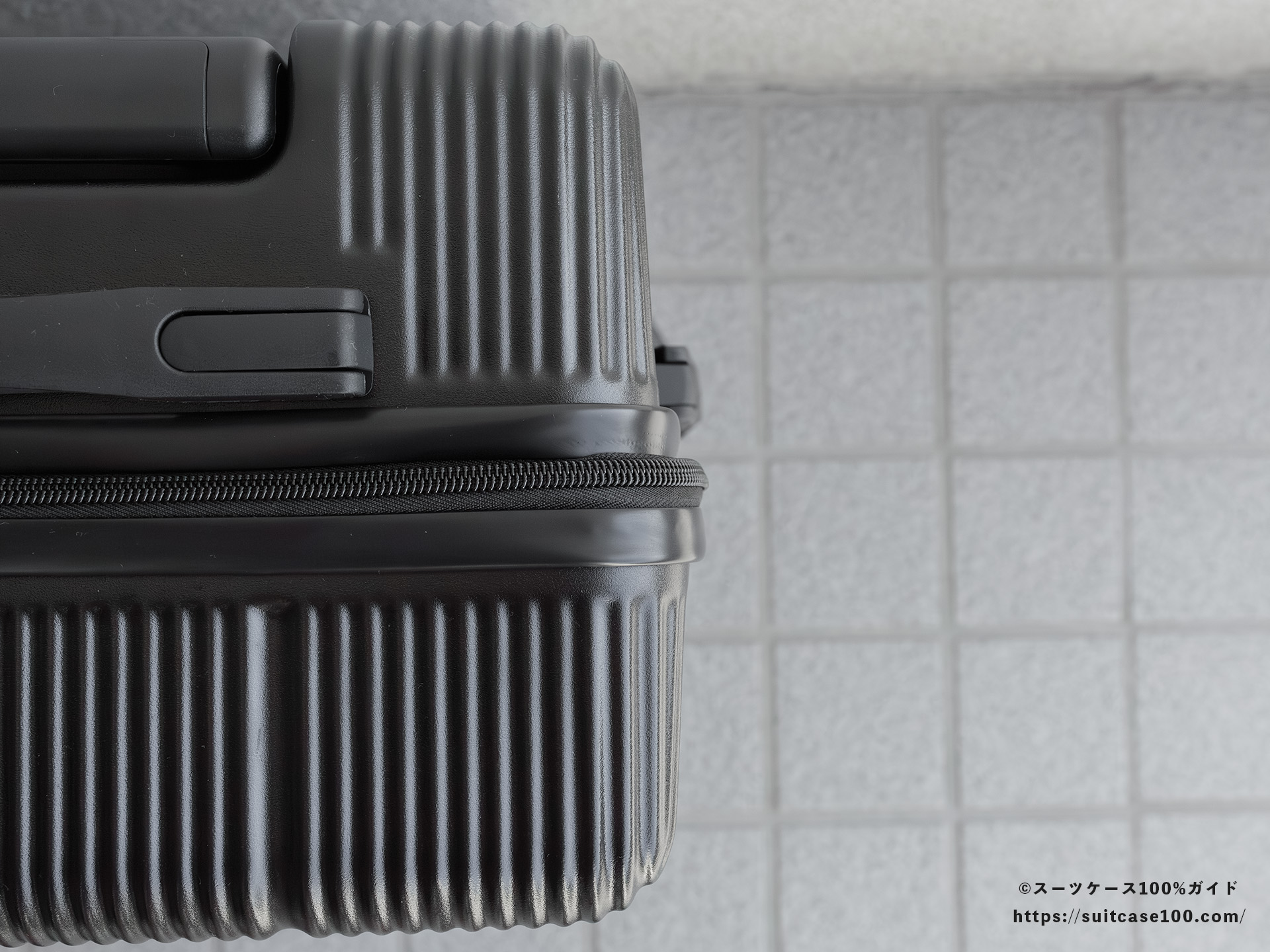 3COINS(スリーコインズ) 機内持ち込みサイズスーツケース 外観レビュー 本体の歪み