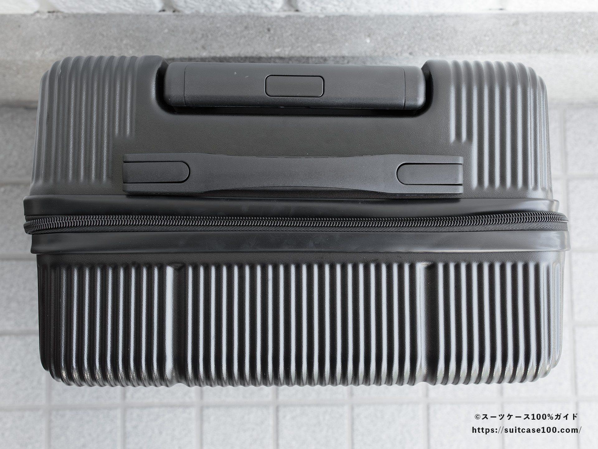 3COINS(スリーコインズ) 機内持ち込みサイズスーツケース 外観レビュー 上面