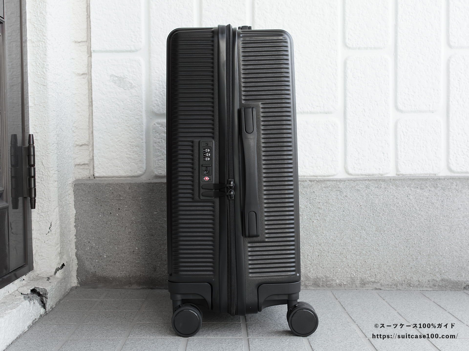 3COINS(スリーコインズ) 機内持ち込みサイズスーツケース 外観レビュー 側面サイドハンドル側