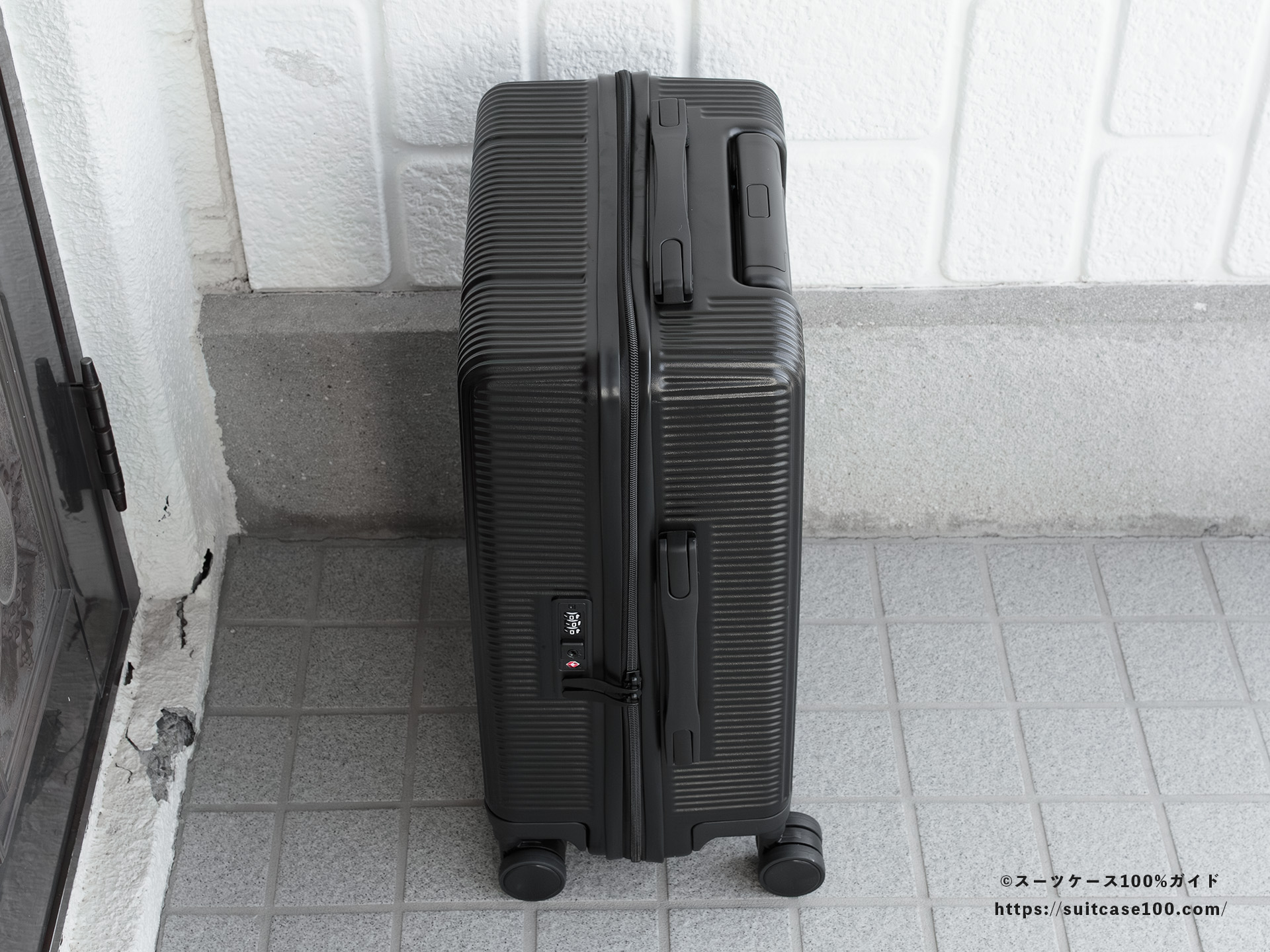 3COINS(スリーコインズ) 機内持ち込みサイズスーツケース 外観レビュー 側面上部