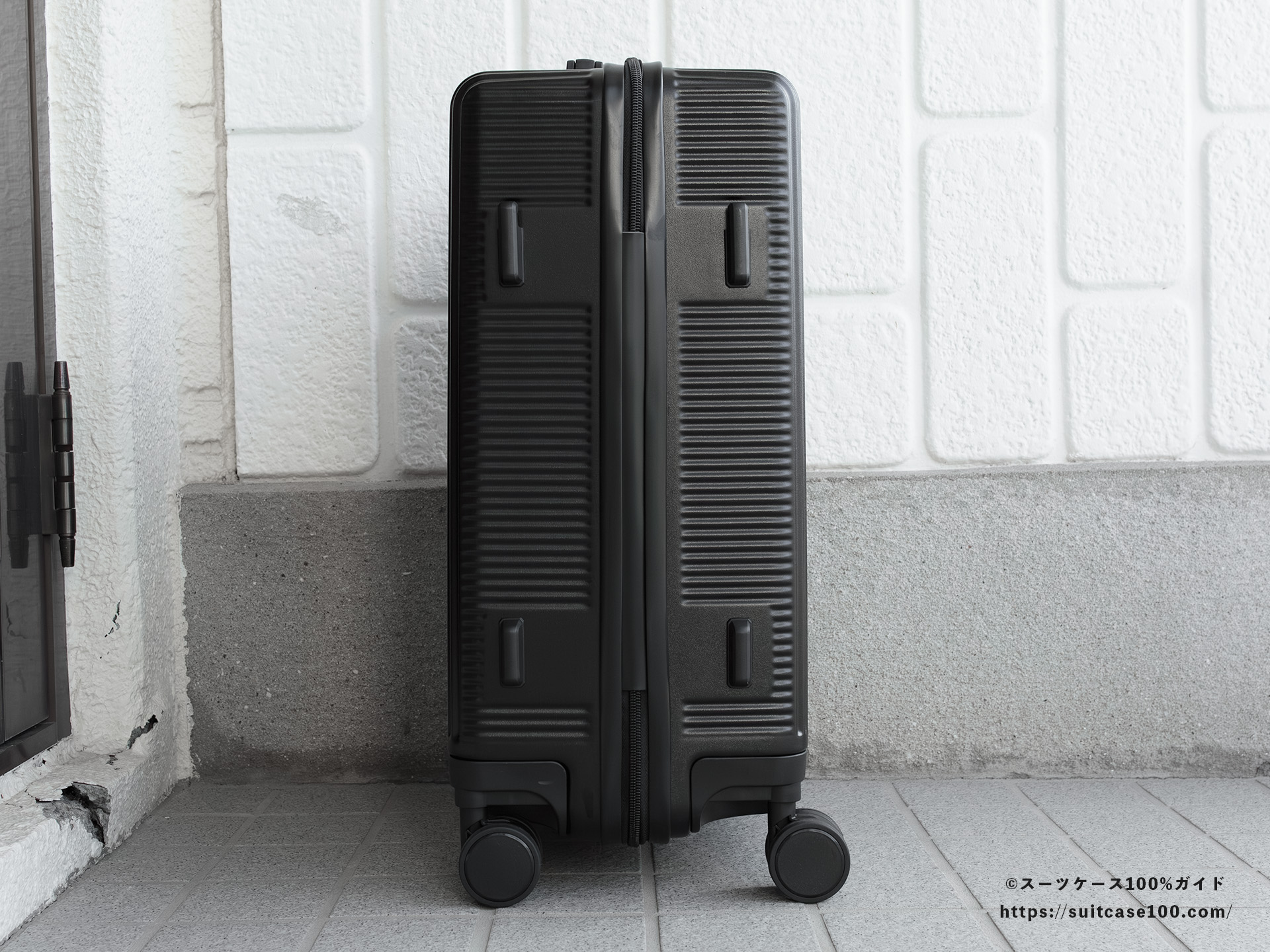 3COINS(スリーコインズ) 機内持ち込みサイズスーツケース 外観レビュー 側面底鋲側