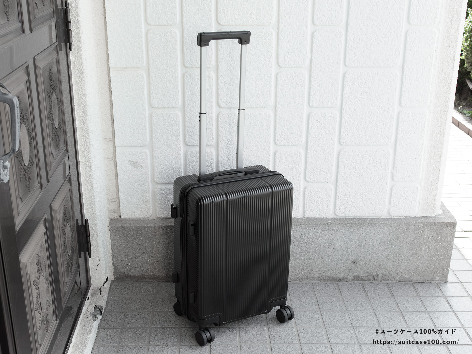 3COINS(スリーコインズ) 機内持ち込みサイズスーツケース 外観レビュー キャリーハンドルを伸ばした全体図