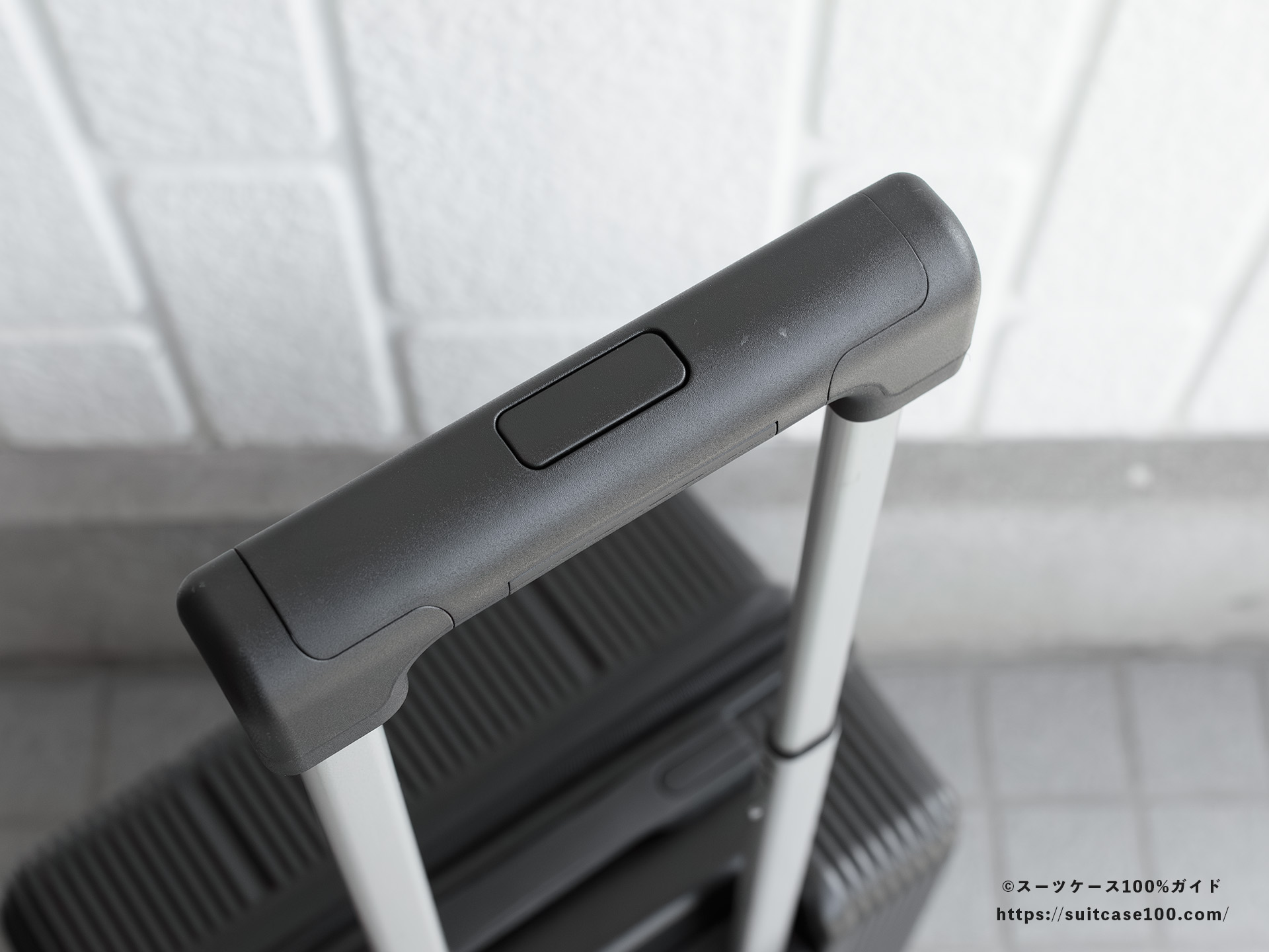 3COINS(スリーコインズ) 機内持ち込みサイズスーツケース キャリーハンドルレビュー 持ち手部拡大