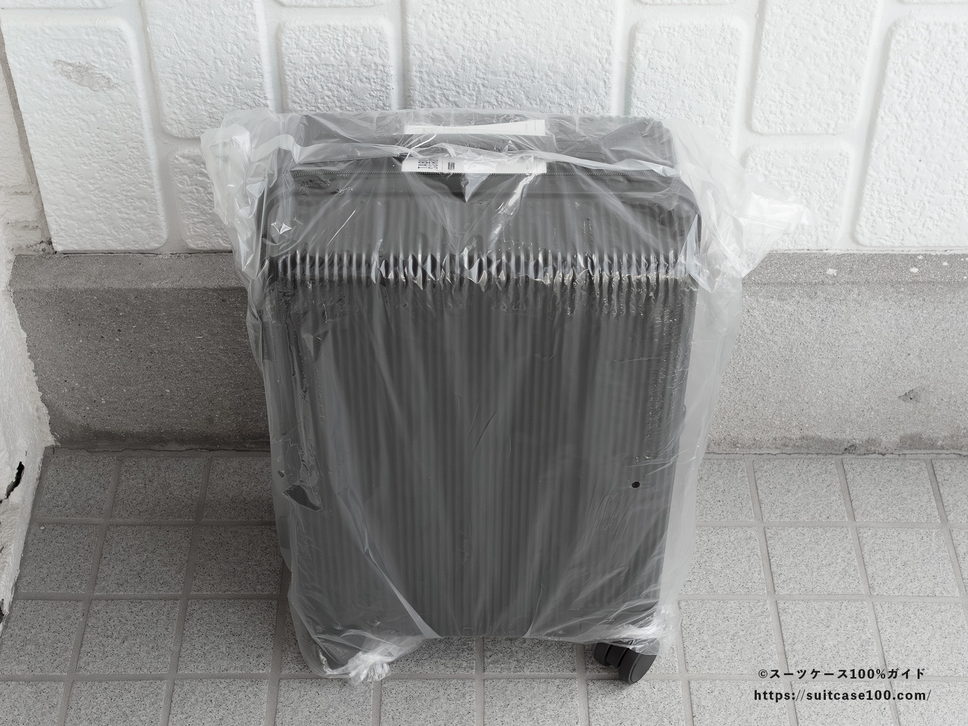 3COINS(スリーコインズ) 機内持ち込みサイズスーツケース 包装レビュー 本体の包装状態