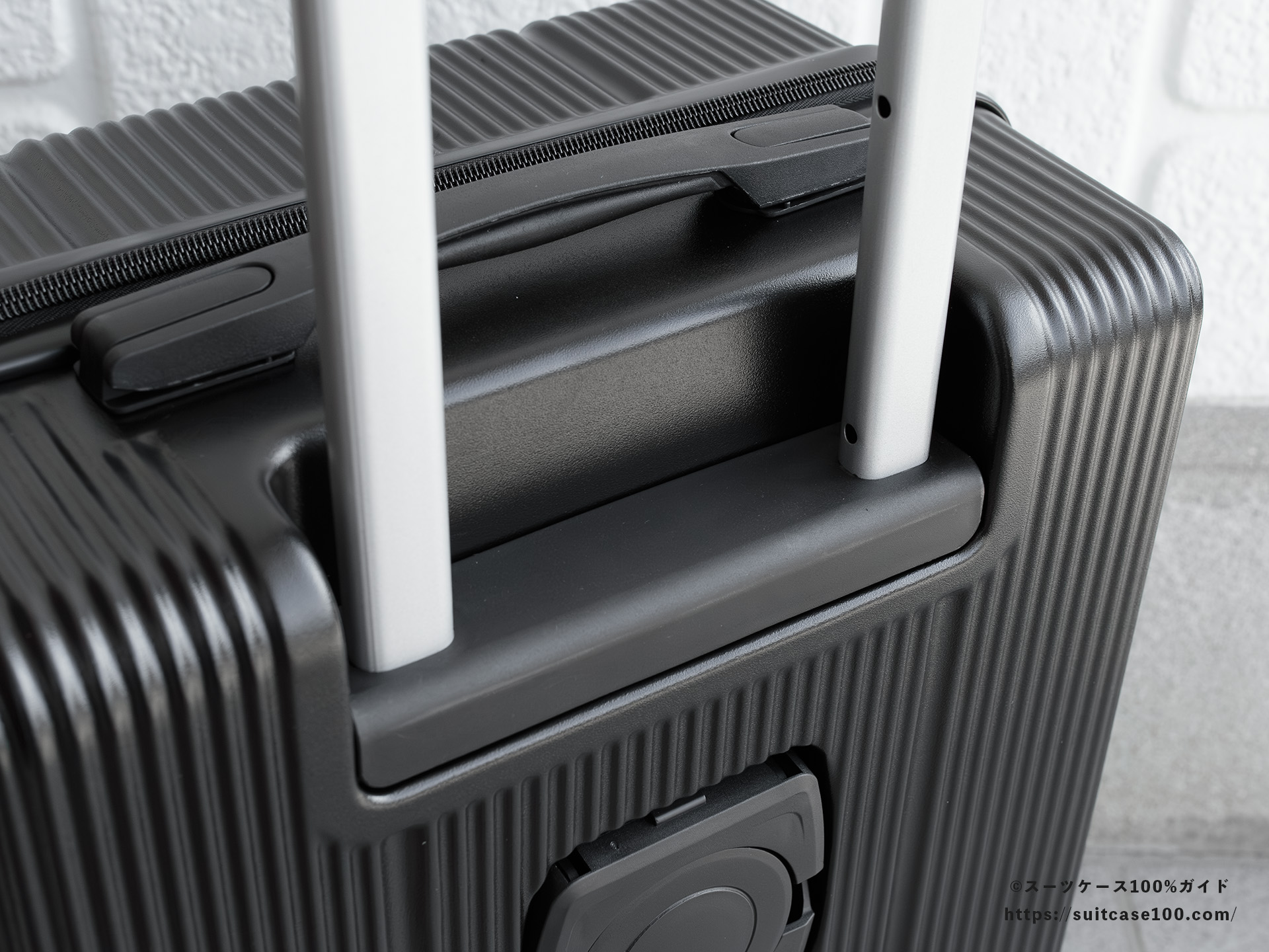 3COINS(スリーコインズ) 機内持ち込みサイズスーツケース キャリーハンドルレビュー キャリーバー付け根拡大