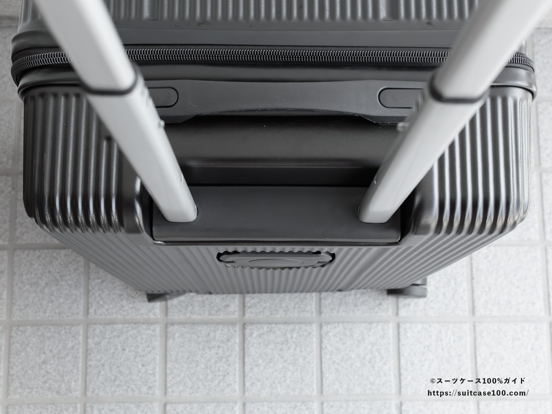 3COINS(スリーコインズ) 機内持ち込みサイズスーツケース キャリーハンドルレビュー キャリーバー付け根