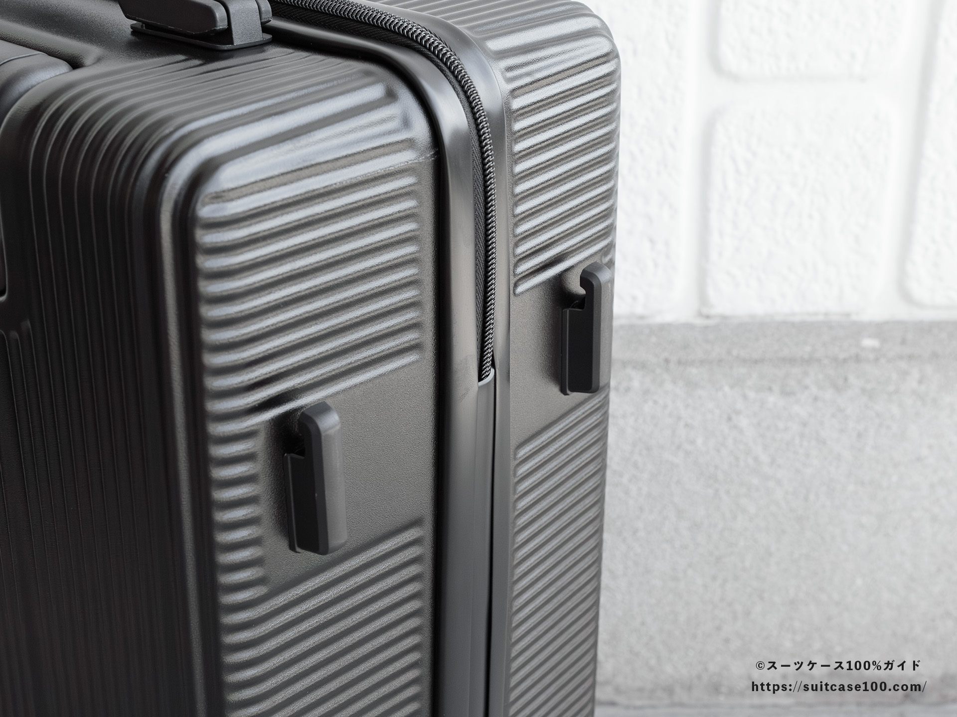 3COINS(スリーコインズ) 機内持ち込みサイズスーツケース 荷物をかけるフックレビュー