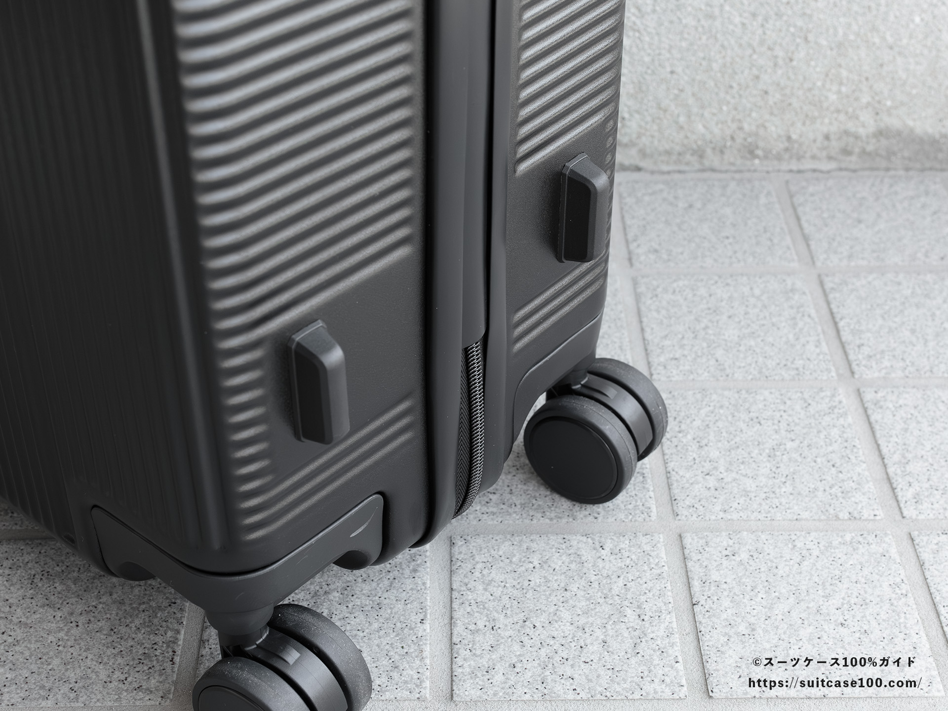 3COINS(スリーコインズ) 機内持ち込みサイズスーツケース 外観レビュー 底鋲下段
