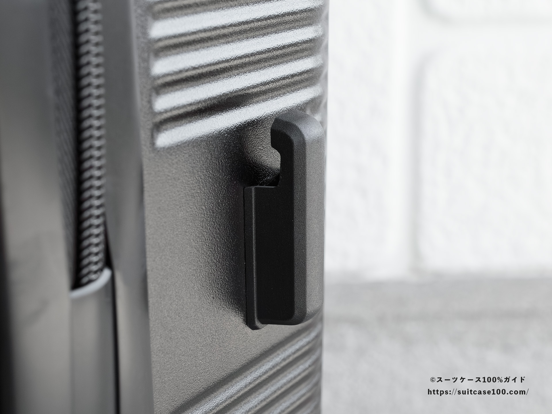 3COINS(スリーコインズ) 機内持ち込みサイズスーツケース 荷物をかけるフックレビュー 拡大
