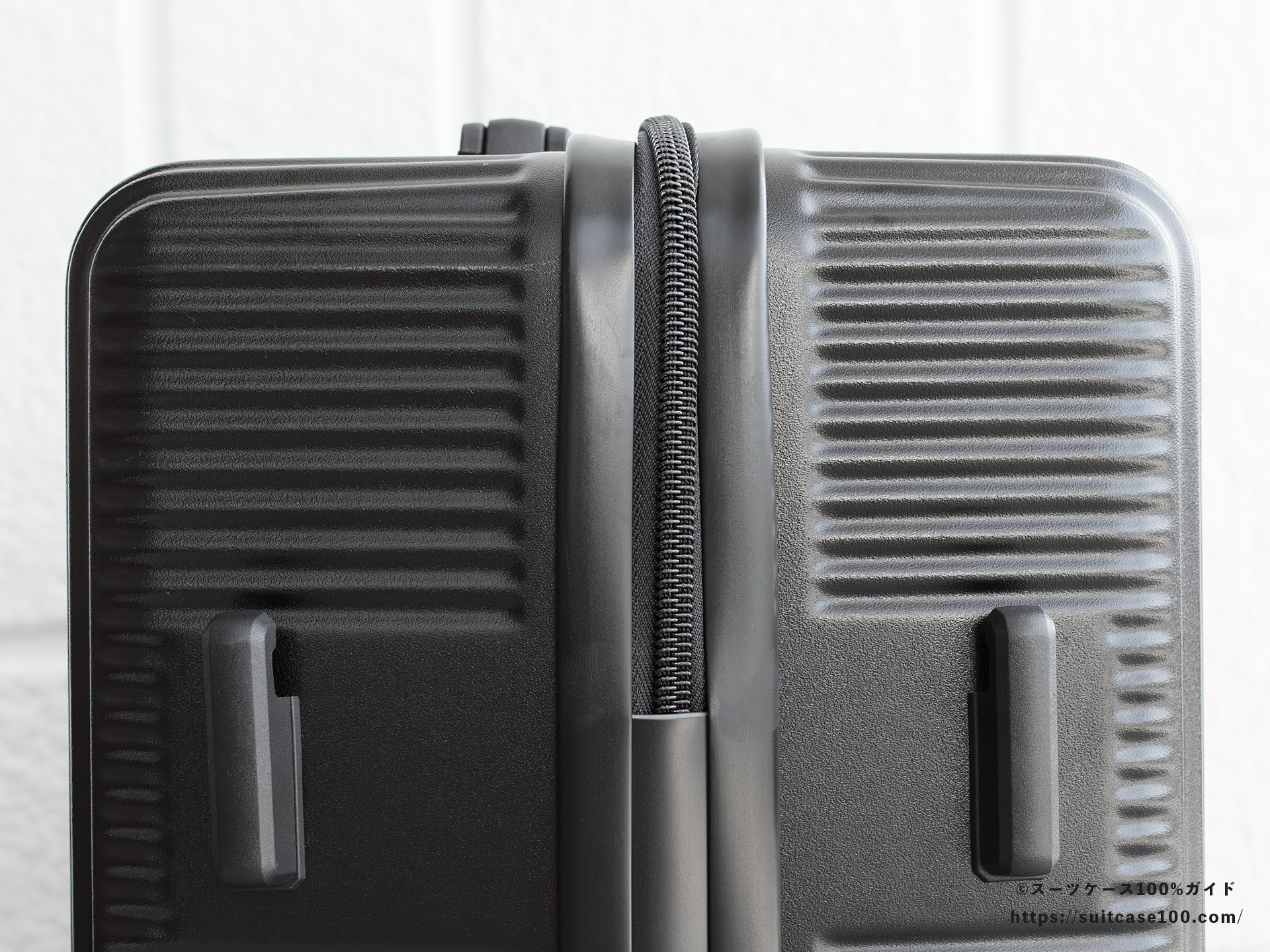 3COINS(スリーコインズ) 機内持ち込みサイズスーツケース 外観レビュー 側面上部