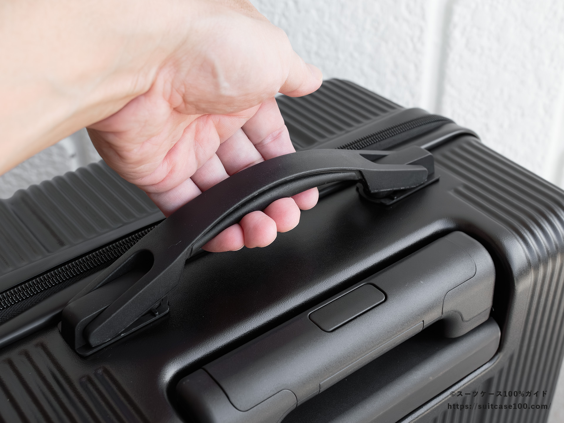 3COINS(スリーコインズ) 機内持ち込みサイズスーツケース トップハンドルレビュー 実際に手で持っている図
