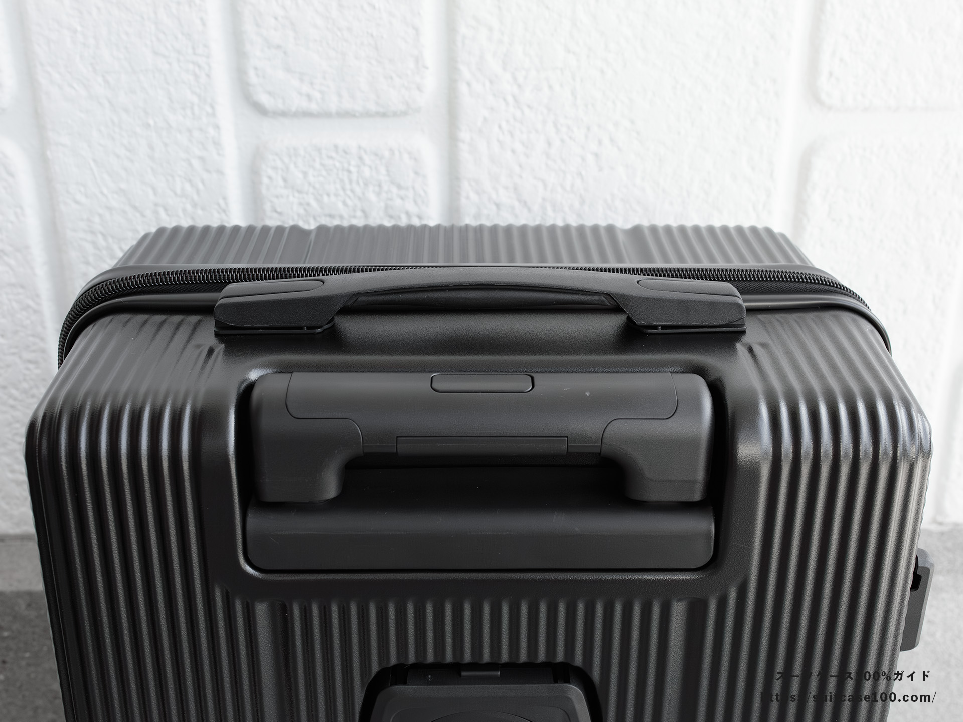 3COINS(スリーコインズ) 機内持ち込みサイズスーツケース トップハンドルレビュー 正面から見た図