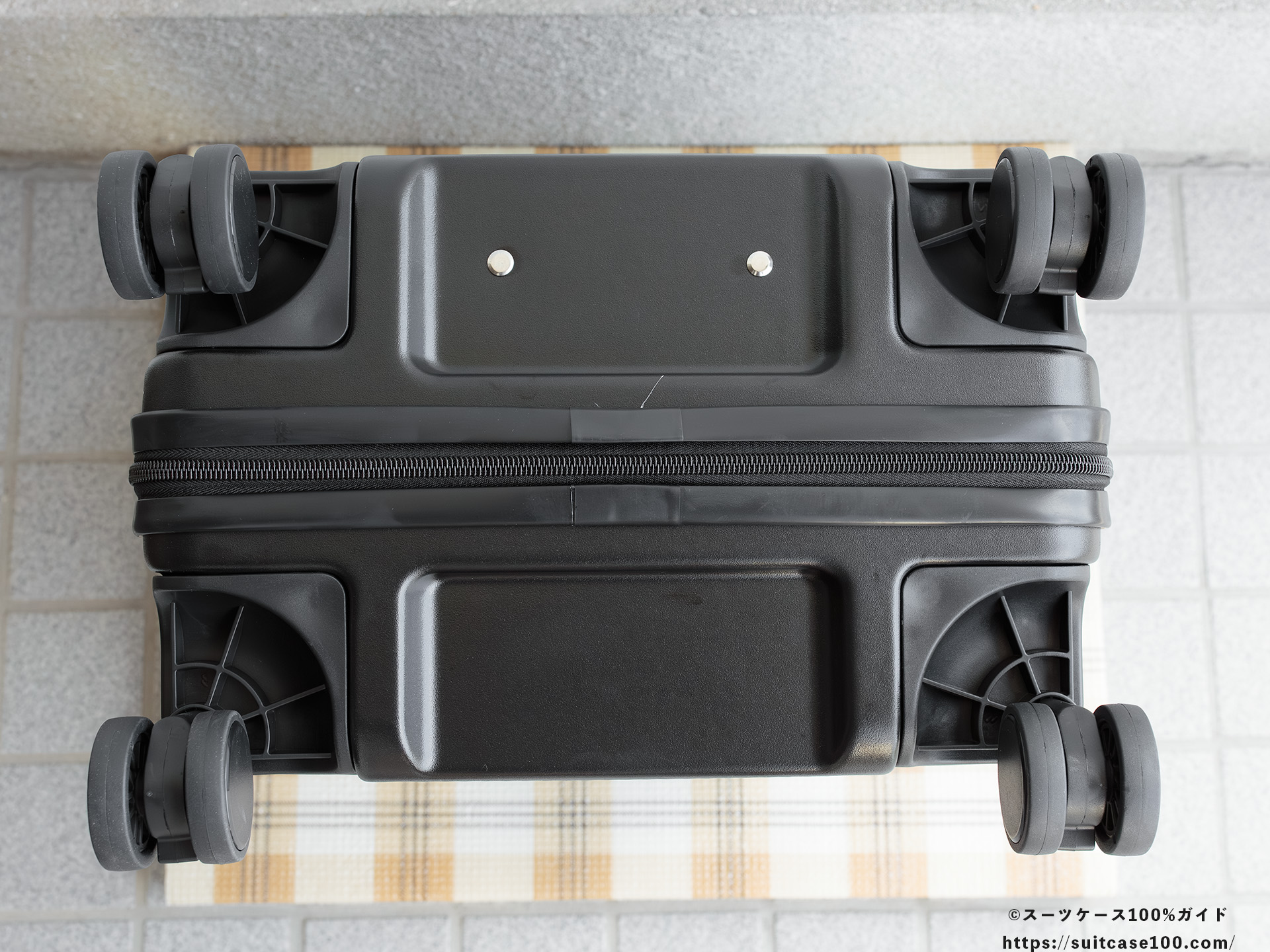 3COINS(スリーコインズ) 機内持ち込みサイズスーツケース 外観レビュー 底面
