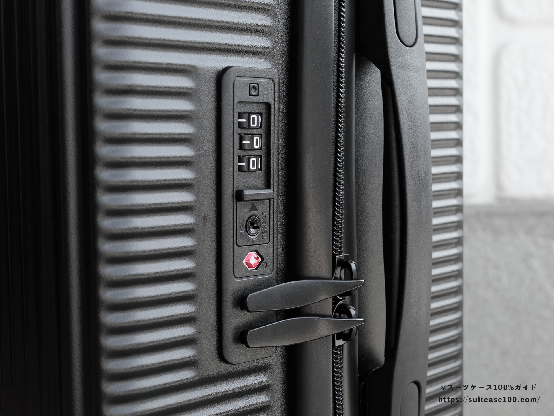 3COINS(スリーコインズ) 機内持ち込みサイズスーツケース TSAロックレビュー 斜めから見た図