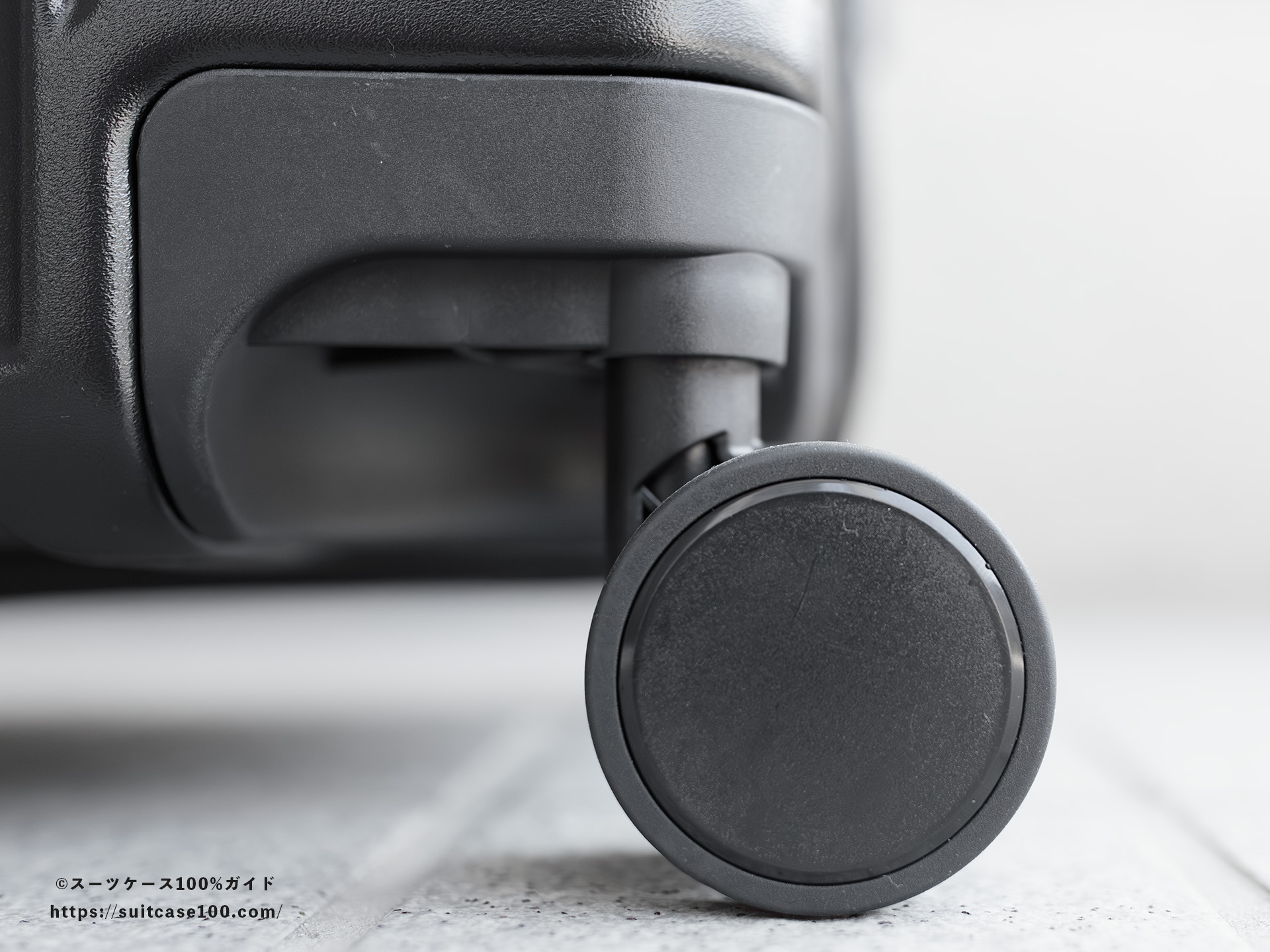 3COINS(スリーコインズ) 機内持ち込みサイズスーツケース キャスターレビュー 側面拡大