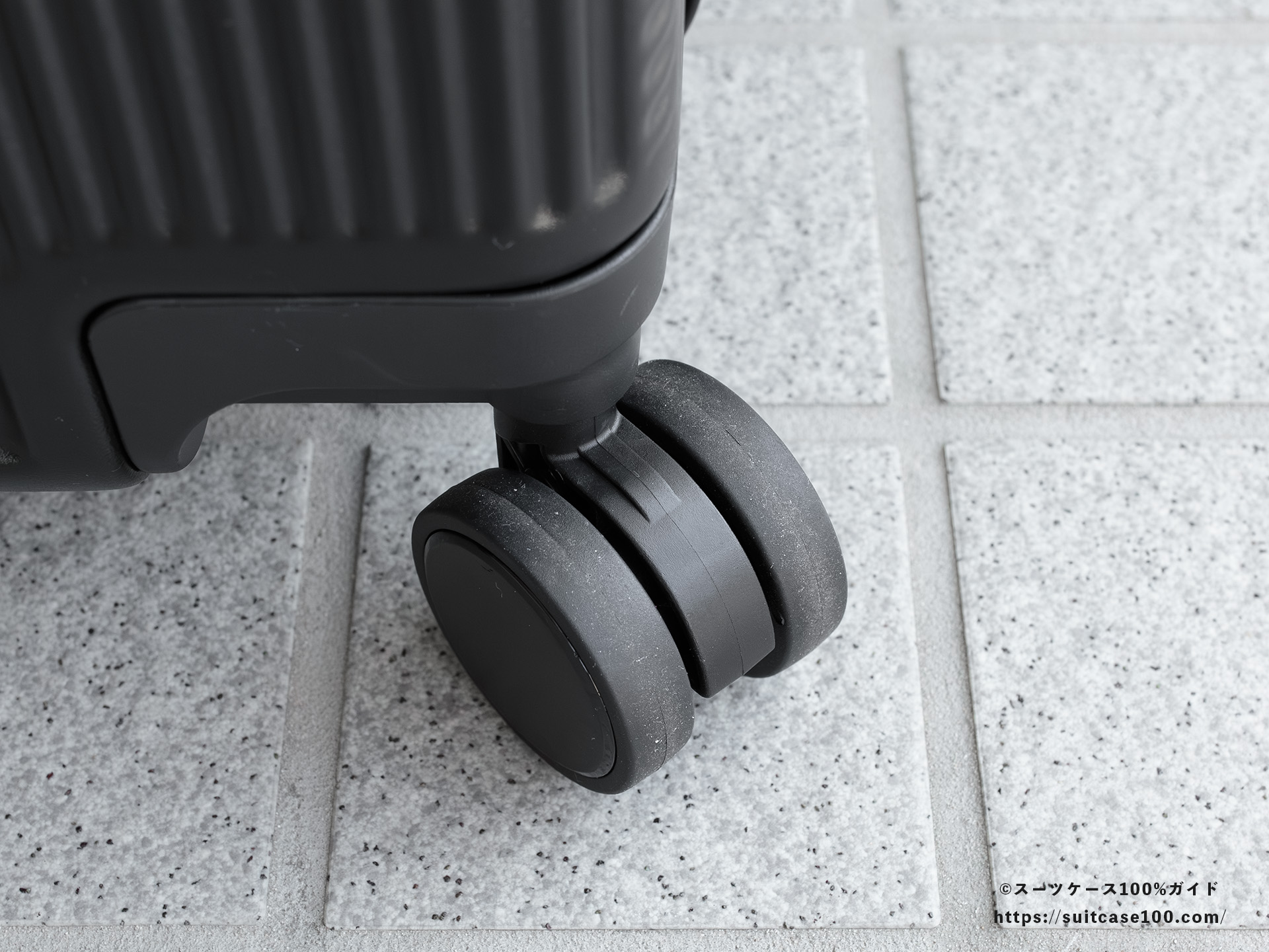 3COINS(スリーコインズ) 機内持ち込みサイズスーツケース キャスターレビュー 上から見た図