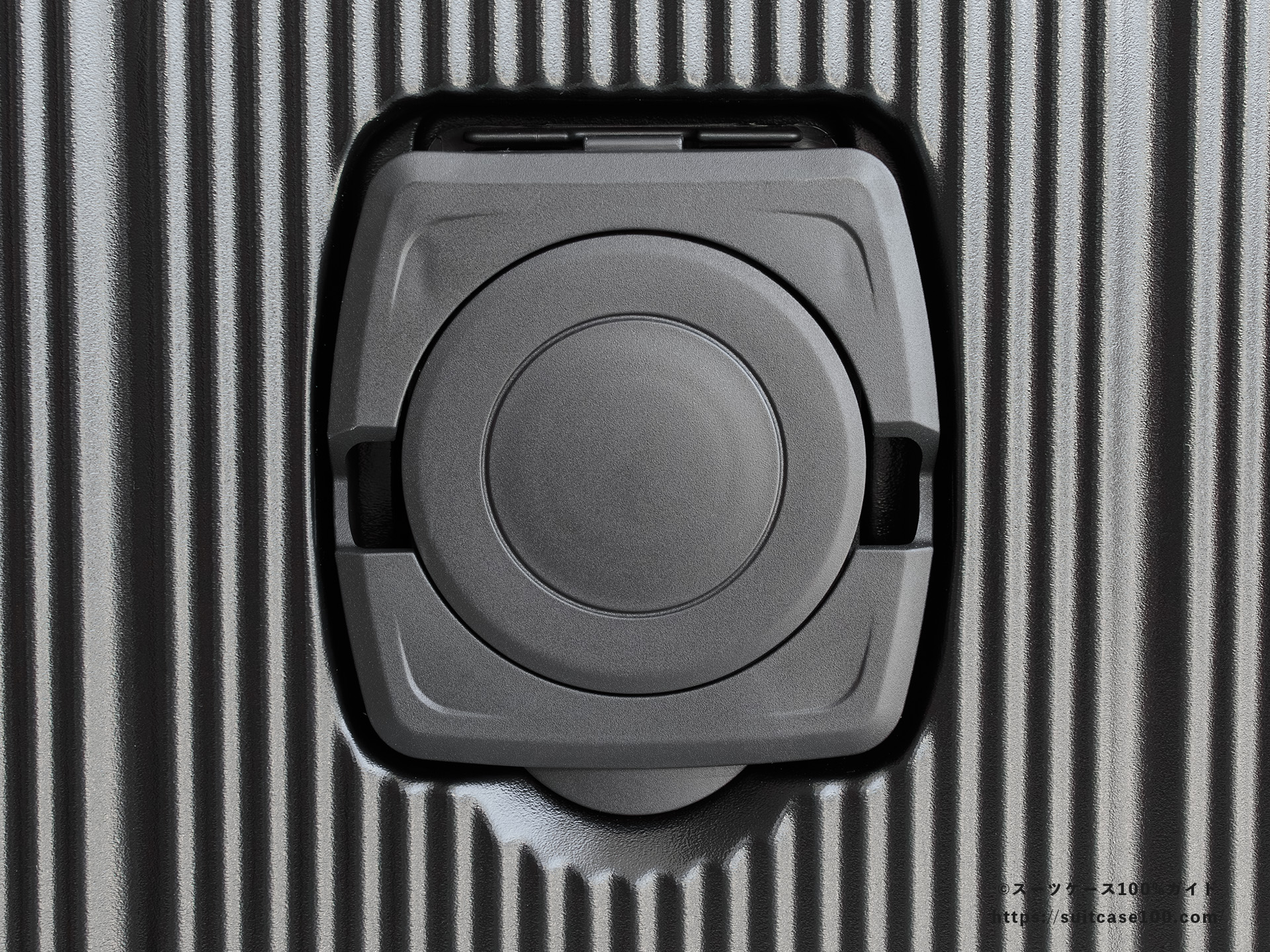 3COINS(スリーコインズ) 機内持ち込みサイズスーツケース ドリンクホルダーレビュー 収納状態