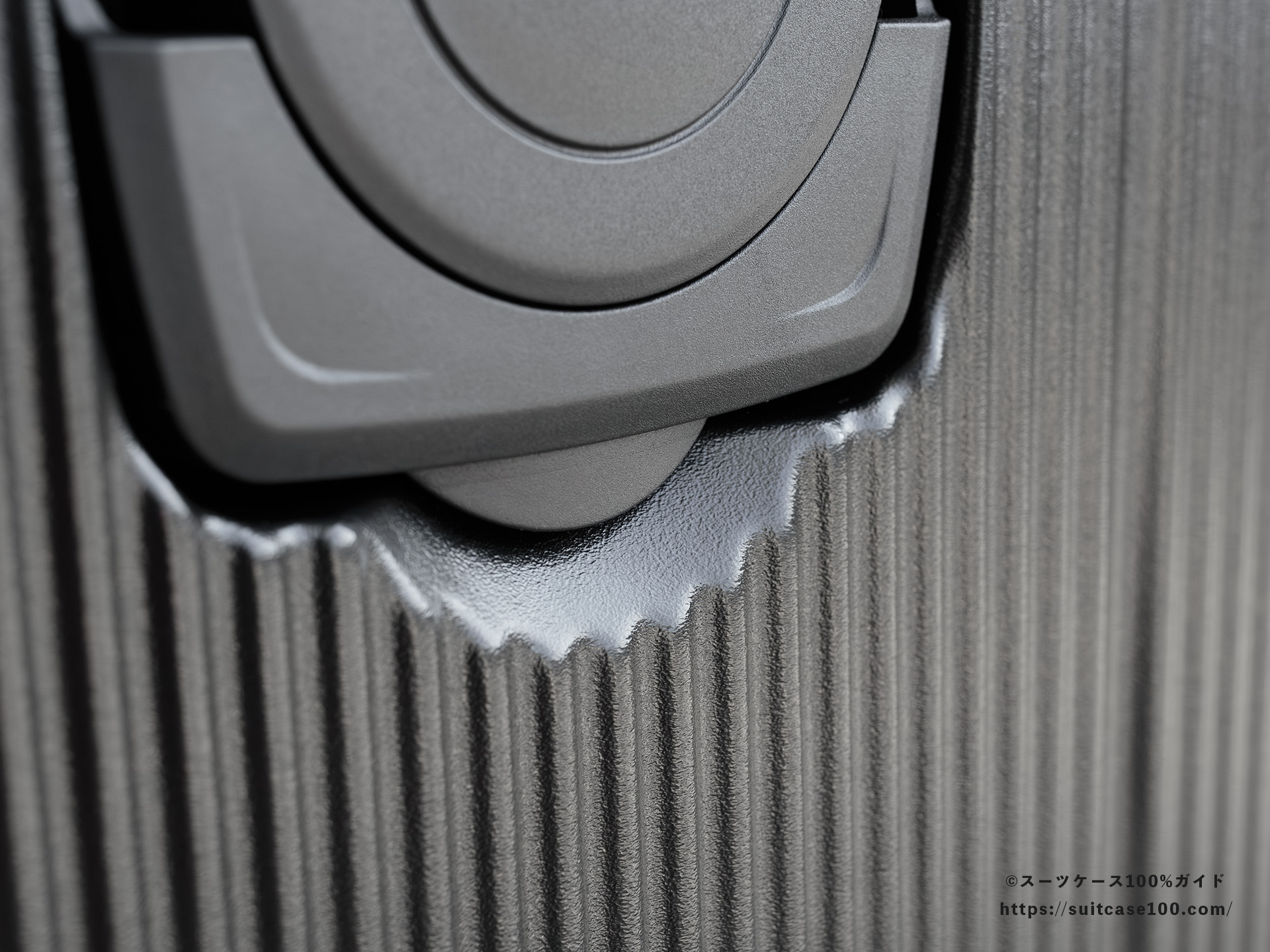 3COINS(スリーコインズ) 機内持ち込みサイズスーツケース ドリンクホルダーレビュー 引っ張るところ拡大