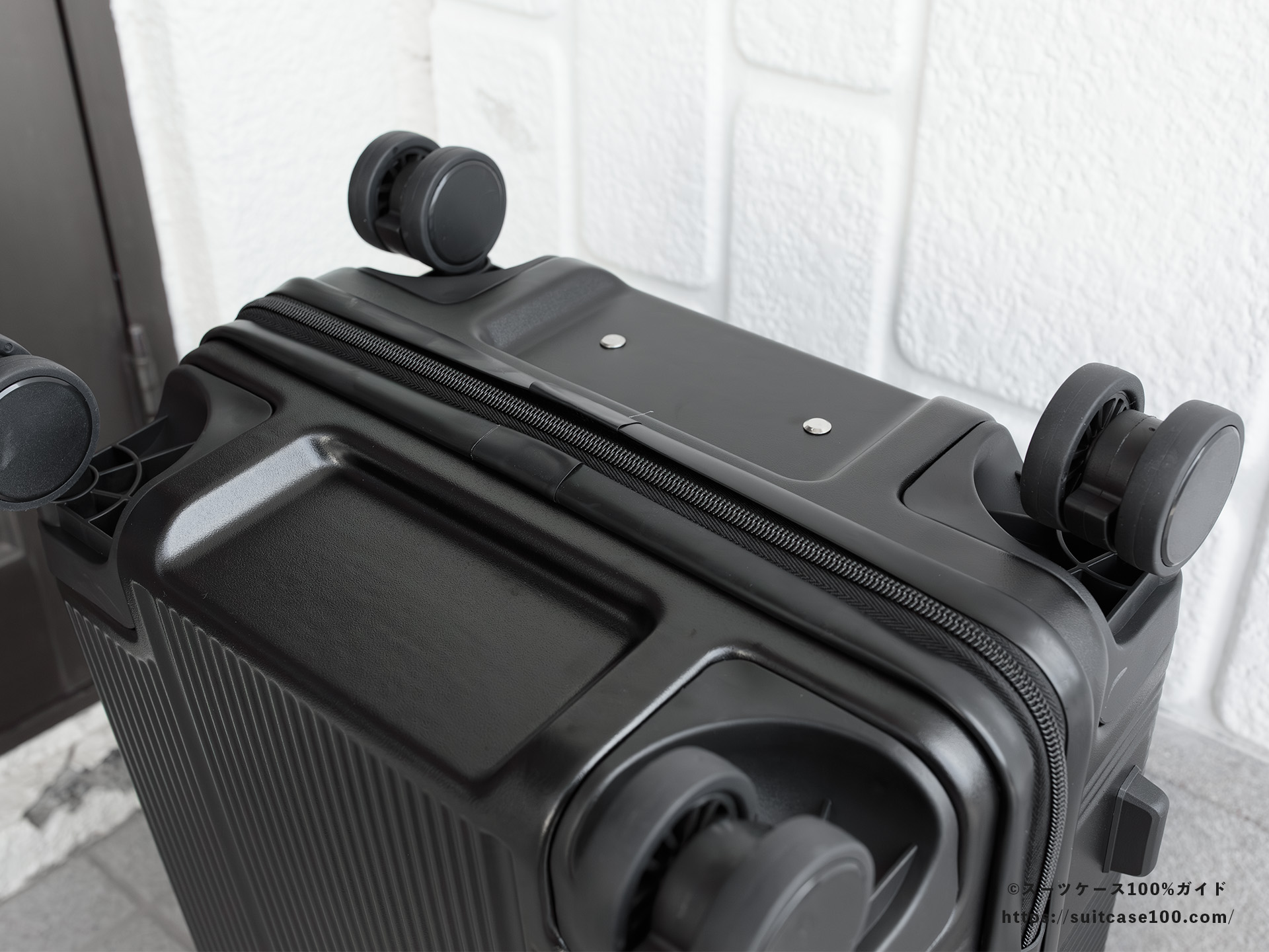 3COINS(スリーコインズ) 機内持ち込みサイズスーツケース 外観レビュー 底面を斜めから見た図