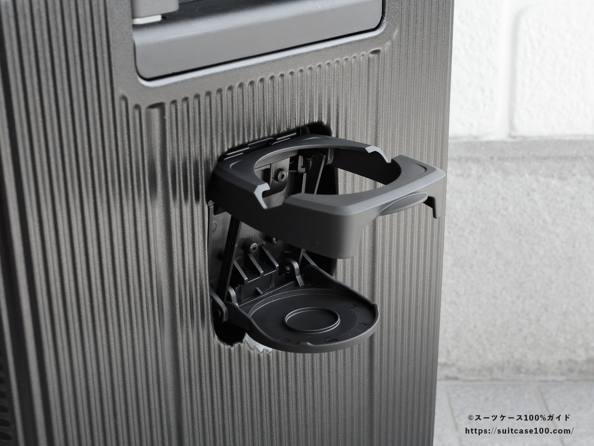 3COINS(スリーコインズ) 機内持ち込みサイズスーツケース ドリンクホルダーレビュー 開いた状態の全体図