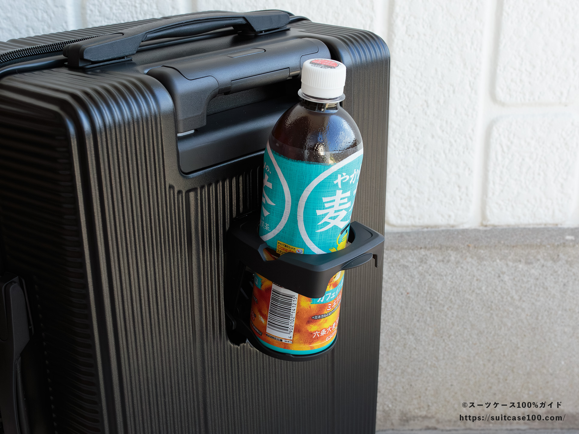 3COINS(スリーコインズ) 機内持ち込みサイズスーツケース ドリンクホルダーレビュー ペットボトルを入れた図