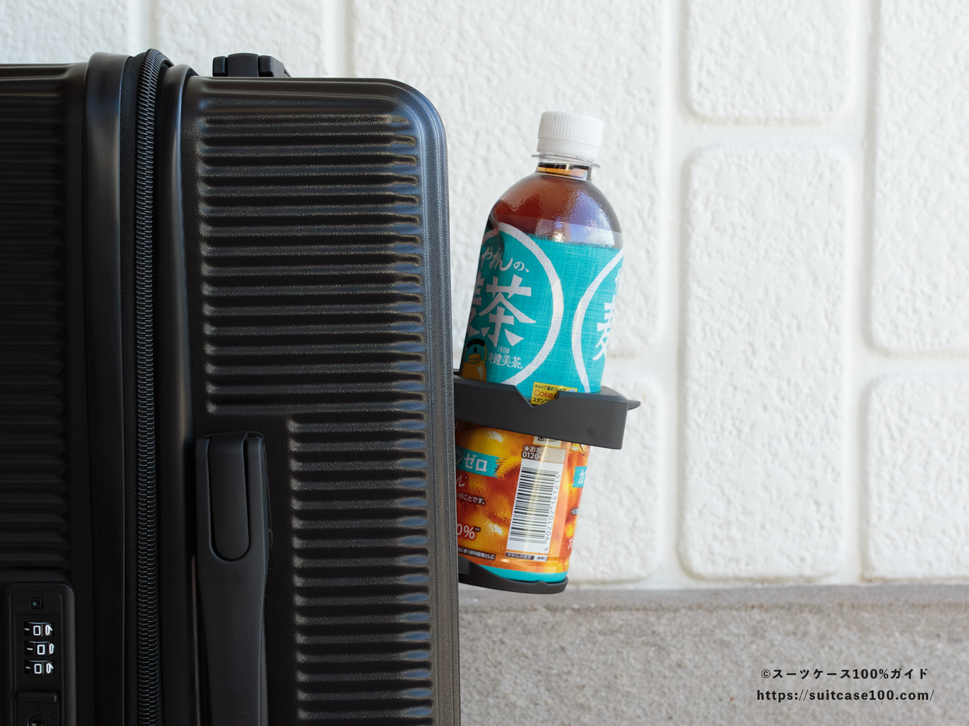 3COINS(スリーコインズ) 機内持ち込みサイズスーツケース ドリンクホルダーレビュー ペットボトルを入れて真横から見た図
