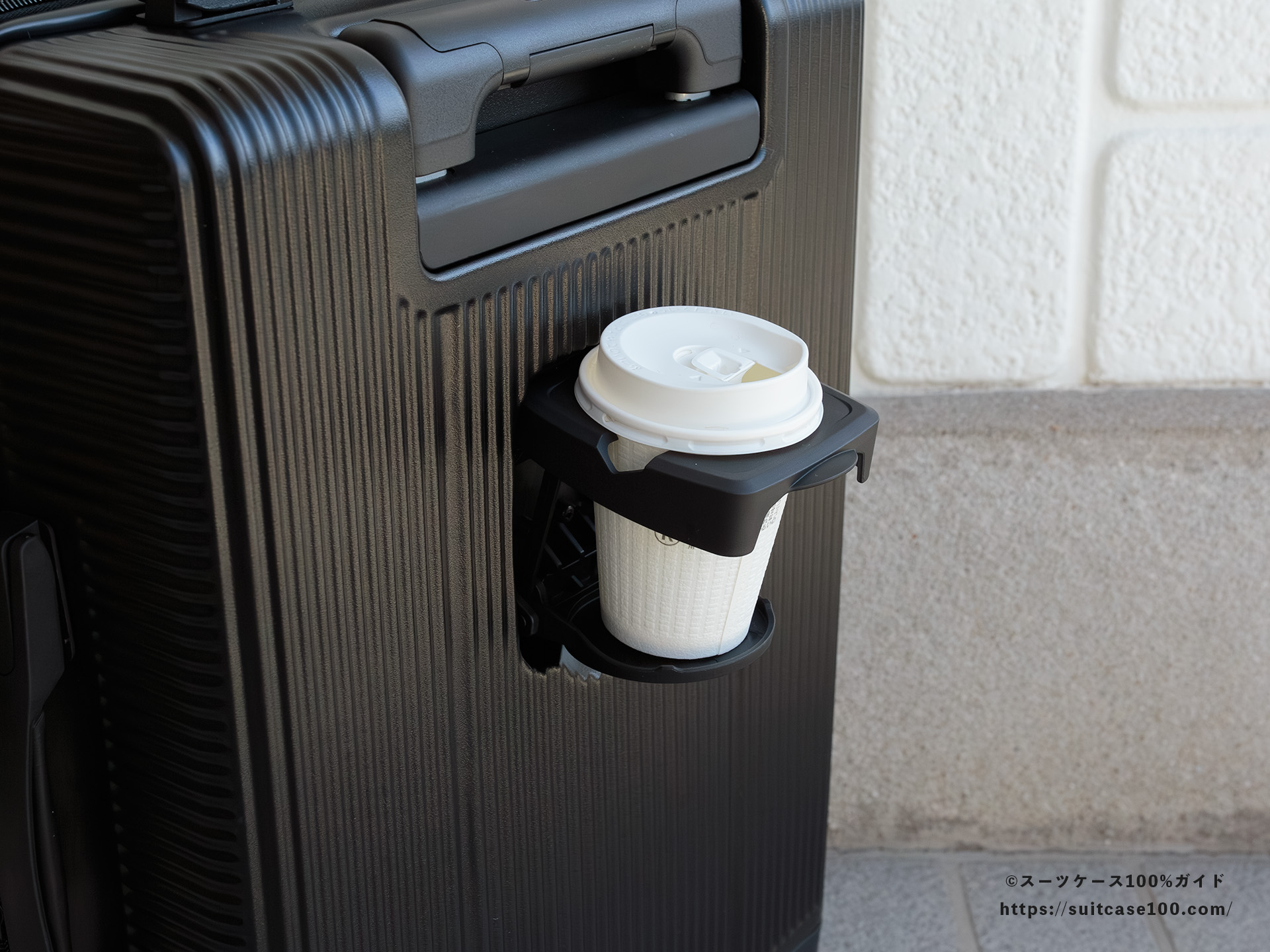 3COINS(スリーコインズ) 機内持ち込みサイズスーツケース ドリンクホルダーレビュー セブンイレブンのRサイズのホットコーヒーカップを入れた図