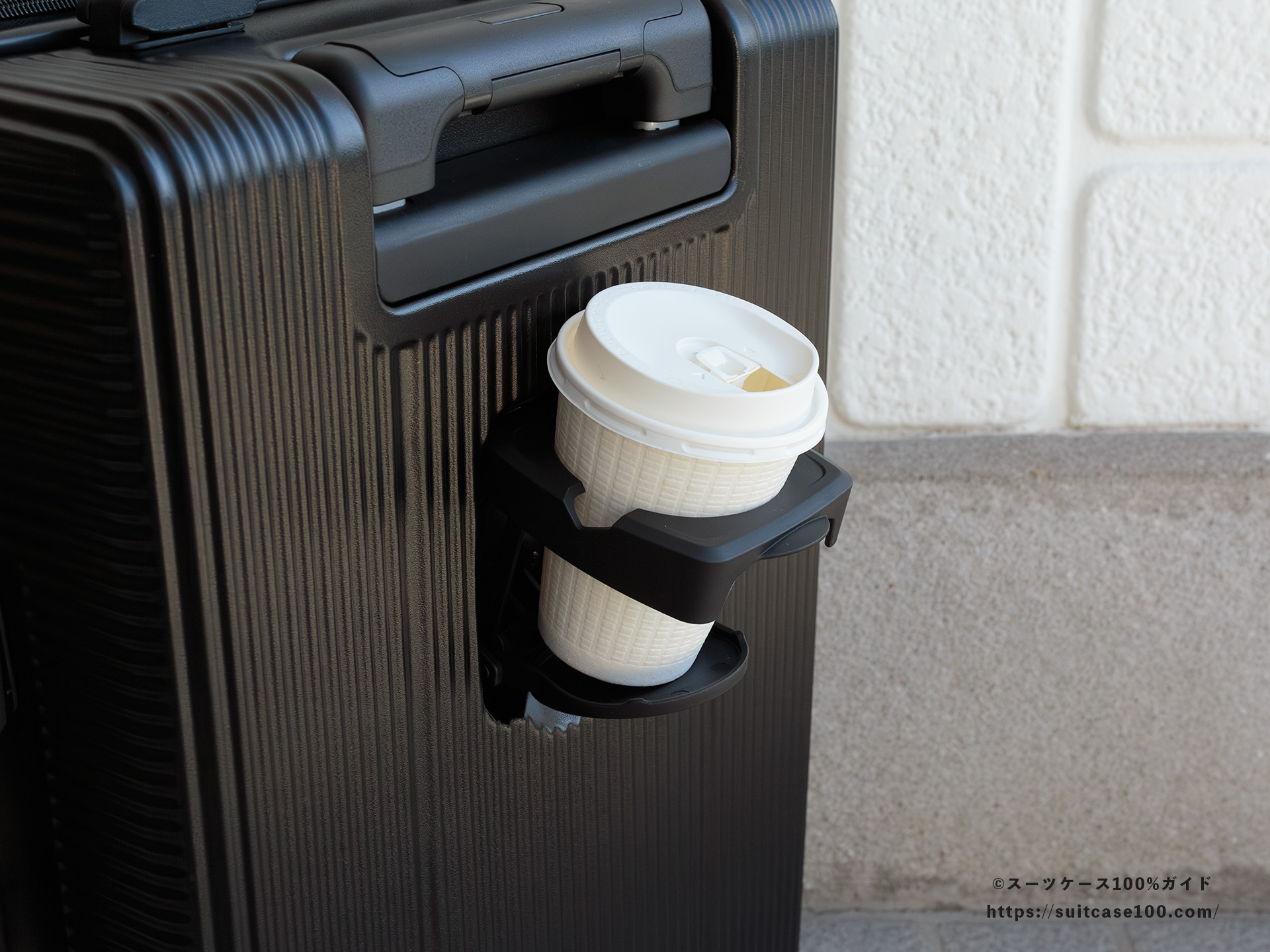 3COINS(スリーコインズ) 機内持ち込みサイズスーツケース ドリンクホルダーレビュー セブンイレブンのLサイズのホットコーヒーカップを入れた図